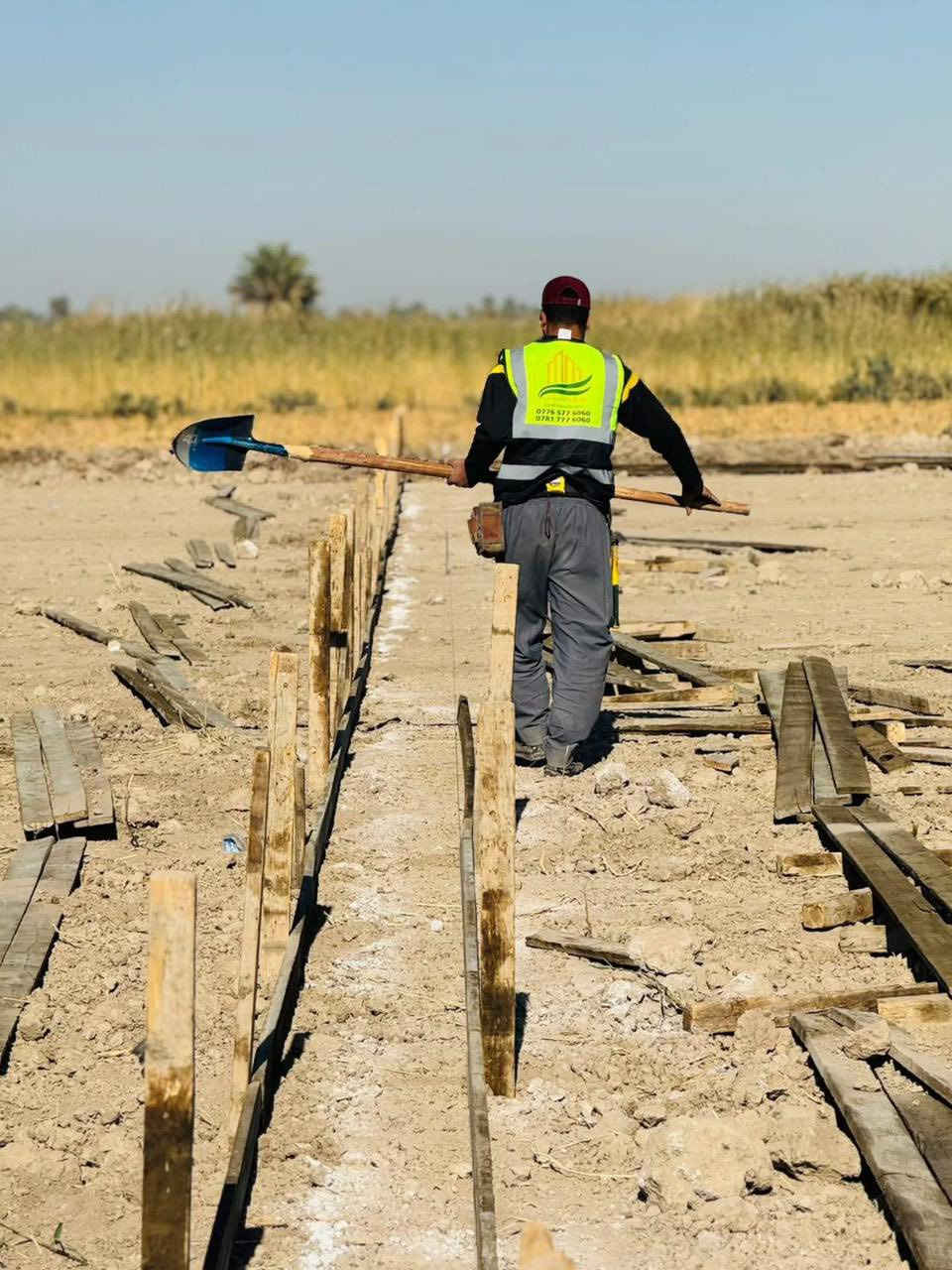 سلام عليكم 
المرحله الثانيه بعد تسويه التربه وحدل الأرض باكامل 
تم المباشره بنصب القالاب الخشب. حجم الجعب 
  40*40 بستخدام طرق هندسيه حديثه 
المساحه الكليه 5000 متر مربع. 
***********
***********
