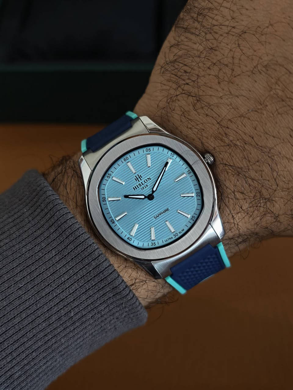 تيفاني بدرجه اسطوريه هسلون الاصلي فائق النحافه سمك 5 ملم مع العلبه ودبل سير جلد وربر لاول مره 
السعر المطلوب 125 الف قابل للتفاوض


**إذا كنت صاحب هذا الإعلان وتريد حذفه لأي سبب، رجاءا أرسل رسالة إلى الدعم الفني**