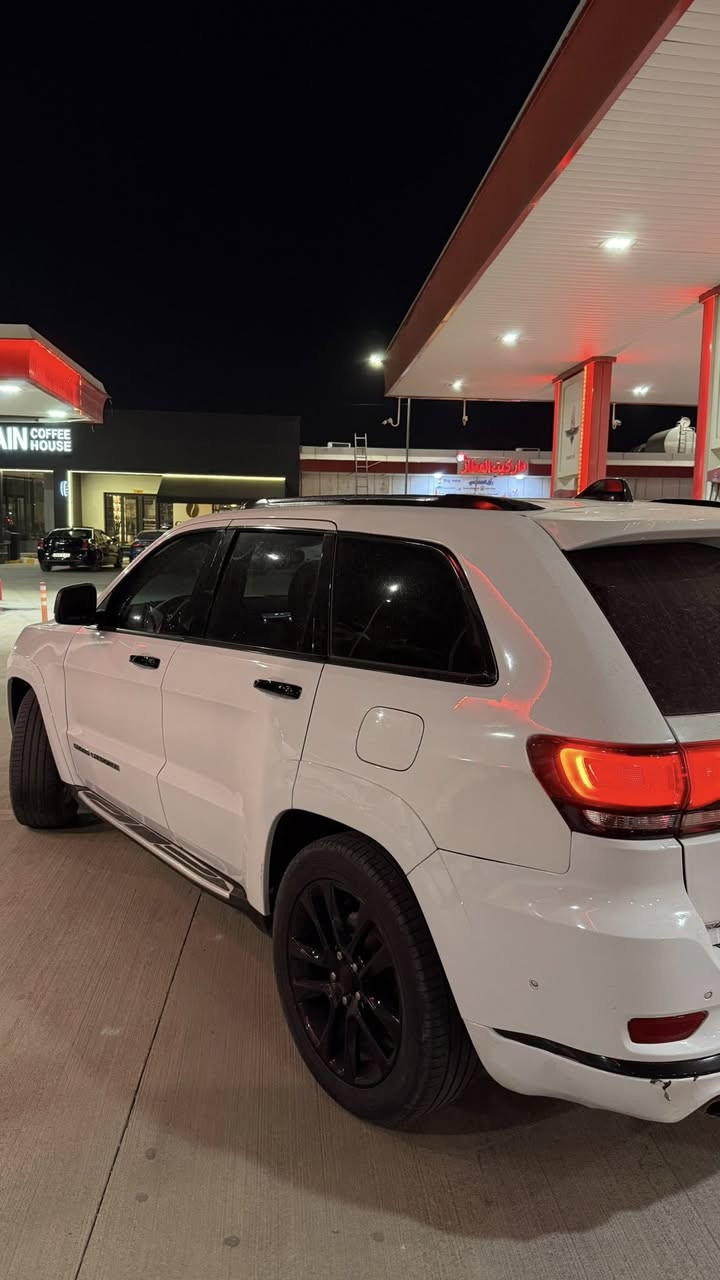 للبيع – جيب شيروكي 2019 فئة سومت (Summit)
سيارة نظيفة ونادرة بهالفئة
المواصفات:
 • موديل 2019
 • الفئة سومت – أعلى فئة
 • محرك 6 سلندر 3.2 لتر 
 • گير أوتوماتيك 9 سرعات
 • 4 أوضاع قيادة (ثلج – طين – رمل – صخور)
 • داخلية جلد قرميدي 
 • مقاعد جلد تدفئة + تبريد
 • مقاعد الكدام كهرباء مع ميموري
 • سقف بانوراما كامل
 • تشغيل بصمة ودخول ذكي
     •       اشارة ترحيب
 • ستيرن كهرباء مع تدفئة و تحكمات كامله
 • تكييف أوتوماتيك منفصل قطعتين
 • إضاءة داخلية هادئة 
     •       رادار امامي مع حساسات 360 درجه و كامرة
             تدفئة مري جانبيه + شفط و كهرباء
 • شاشة كبيرة 8.4 إنچ
 • Apple CarPlay + Android Auto
 • بلوتوث + USB
 • نظام صوت Alpine صوتة مرعب
 • شاشة معلومات للسائق
 • مراقبة النقطة العمياء
 • المحافظة على المسار
 • نظام نزول من المرتفعات
 • جگات كهربائية تصعد و تنزل السيارة ب 3 اوضاع
 • جنطة كهرباء
     •       شفتات ستيرن
      .        اتو بارك

حالة السيارة: 📍
 • نظيفة جداً
 • استعمال شخصي
 • جاهزة للفحص بأي مكان و كفاله كير محرك شاصي
     .       ممشى السيارة 106 الف ميل
     .       وارد امريكي داخلة كلين ولكن بيها بعض الاماكن رش بسيط ( جاملغ خلفي جهة سائق رش ب الهلال . جاملغ خلفي عكس السائق و الباب صبغ ب الهلال . و ربع جنطة رش )

السيارة عليها بلاك ادشن كامل و عليه ضمان اعادة 

السعر: 280 و قابل للتفاوض
الموقع: (كركوك)
للتواصل: (***********)
