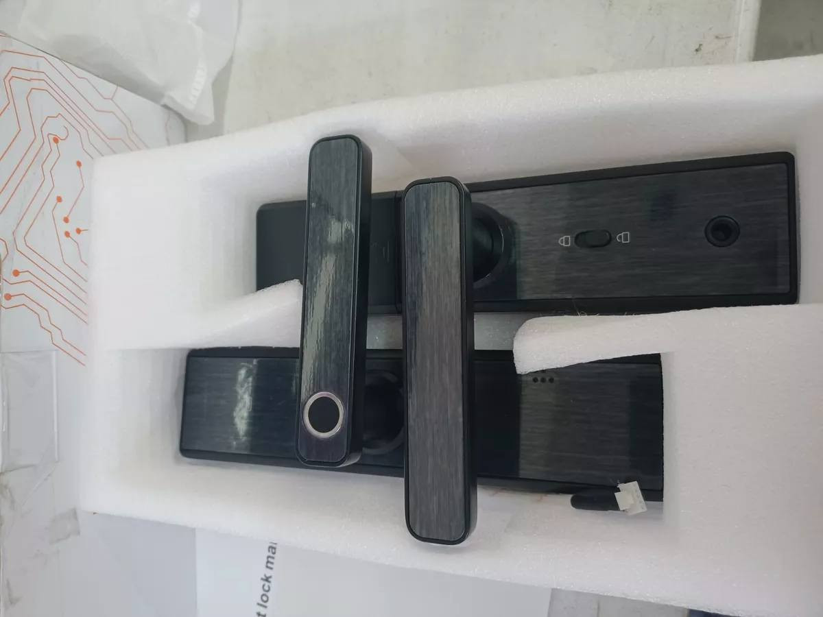 طرق وصول متعددة: يمكن فتحه باستخدام لوحة مفاتيح إلكترونية، أو مستشعر بيومتري (مثل بصمة الإصبع)، أو بطاقة وصول، أو عبر تطبيق جوال باستخدام البلوتوث أو الواي فاي. 
أمان معزز: تستخدم هذه الأقفال تقنية متقدمة وتشفيرًا رقميًا لتوفير أمان أفضل مقارنة بالأقفال التقليدية. 
التحكم عن بعد والمراقبة: يمكن للمستخدمين قفل الباب وفتحه عن بعد ومراقبة من يدخل ويخرج من خلال تنبيهات تُرسل إلى الهاتف. 
التكامل مع المنزل الذكي: يمكن اعتبار الأقفال الذكية جزءًا من نظام المنزل الذكي، مما يتيح التشغيل الآلي مثل القفل التلقائي بعد فترة زمنية محددة. 
للاستفسار *********** وبي واتساب
