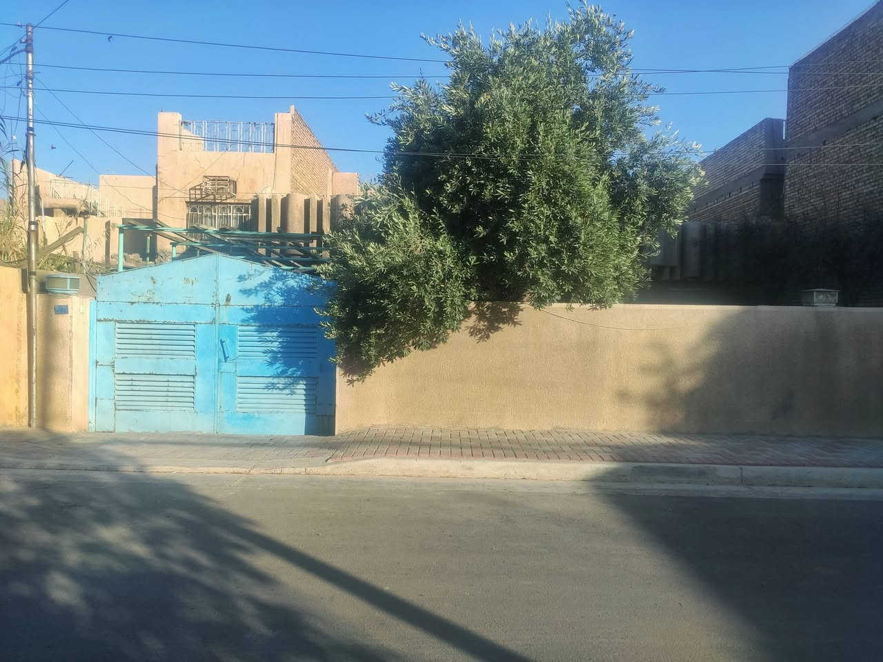 الدار للبيع
المكان : بغداد /الكاظميه المقدسة (دور الضباط)
المساحه : 392 طابو ملك صرف 
للاستفسار واتساب : ***********
