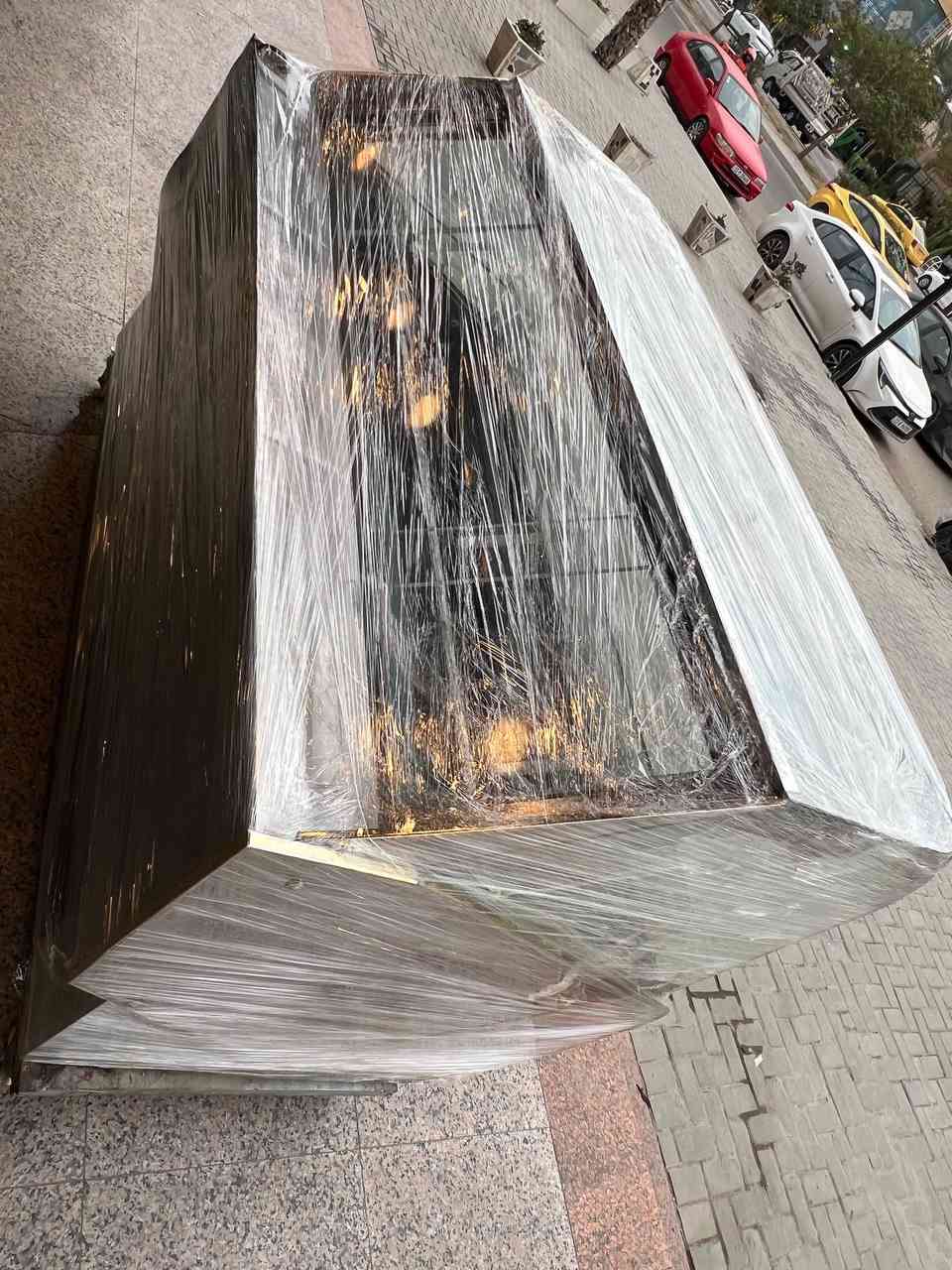 السلام عليكم 
من رخصة الادمن 
للبيع ....
عارضه ايرانيه دبل كمبريسر 
حجم الكمبريسر طن ونص 
نخب اول 
قياس العارضه  طول . مترين. العرض 120 .
تأخذ 14 بلانك حجم الكبير 
تجميد سالب 26  درجه  توصل 
نضيفه جدا 
السعر 25  $ورقه  
مكاني بغداد حي الجهاد مقابل مشاتل الاطباء 
للتواصل ***********
 -الشراي يجي اتصال ويدلل
