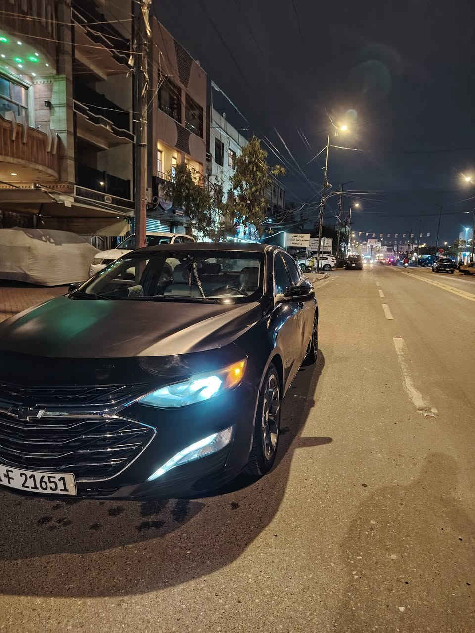 للبيع: شفروليه ماليبو RS موديل 2019 (الرياضية)
​القوة والميكانيك:
​المحرك: توربو (عزم قوي واقتصادي).
​الجير: أوتوماتيك اعتيادي (ATF) 6 سرعات (المرغوب والاعتمادي).
​الإدامة: تخم تاير جديد صاله  (شهر)، باتري أصلي، تبريد ثلج، جاهزة من كلشي.
​اللمسة الخارجية
​التعديل:( بنيد + قمارة + صندق + جناح) (أسود طافي Matte Black).
​الإضافات: وشم (Tattoo) رياضي مميز على البدي.
​الويل: رينج 18 انش RS الأصلي مع دبل صالنصة كروم بلادي.
​المواصفات والرفاهية:
​التشغيل: بصمة تشغيل + تشغيل عن بعد + بصمة أبواب.
​الشاشة: شاشة كبيرة (CarPlay / Android Auto) + كاميرا خلفية دوارة.
​التحكم: ستيرن (RS)، مثبت سرعة، كرسي السائق كهرباء.
​حالة البدي والتقرير:
​الحادث: (Vandalism) تخريب صبغ فقط ابيع عام - بدون بجم، بدون لغد، بدون دواخل نهائياً. 
​ملاحظة: الكشر فيه طخات بالصفاح مصلح قسم منها (كلشي موضح بصور الحادث والتقرير).
​📍 الموقع: بغداد - الأعظمية.
📝 السعر: 90 ورقة ($9,000) وبيها مجال بسيط.
📞 للتواصل: ***********
