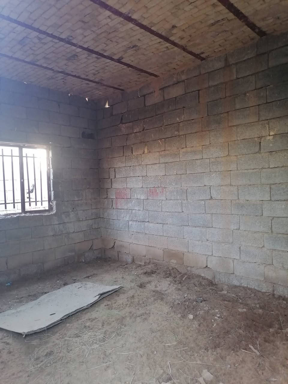 بيت هيكل بحي شهداء مساحته 200متر مبني بيه غرفتين وصاله  
بعده مكامل سعره 13مليون 

تصال عل هاذا الرقم***********
