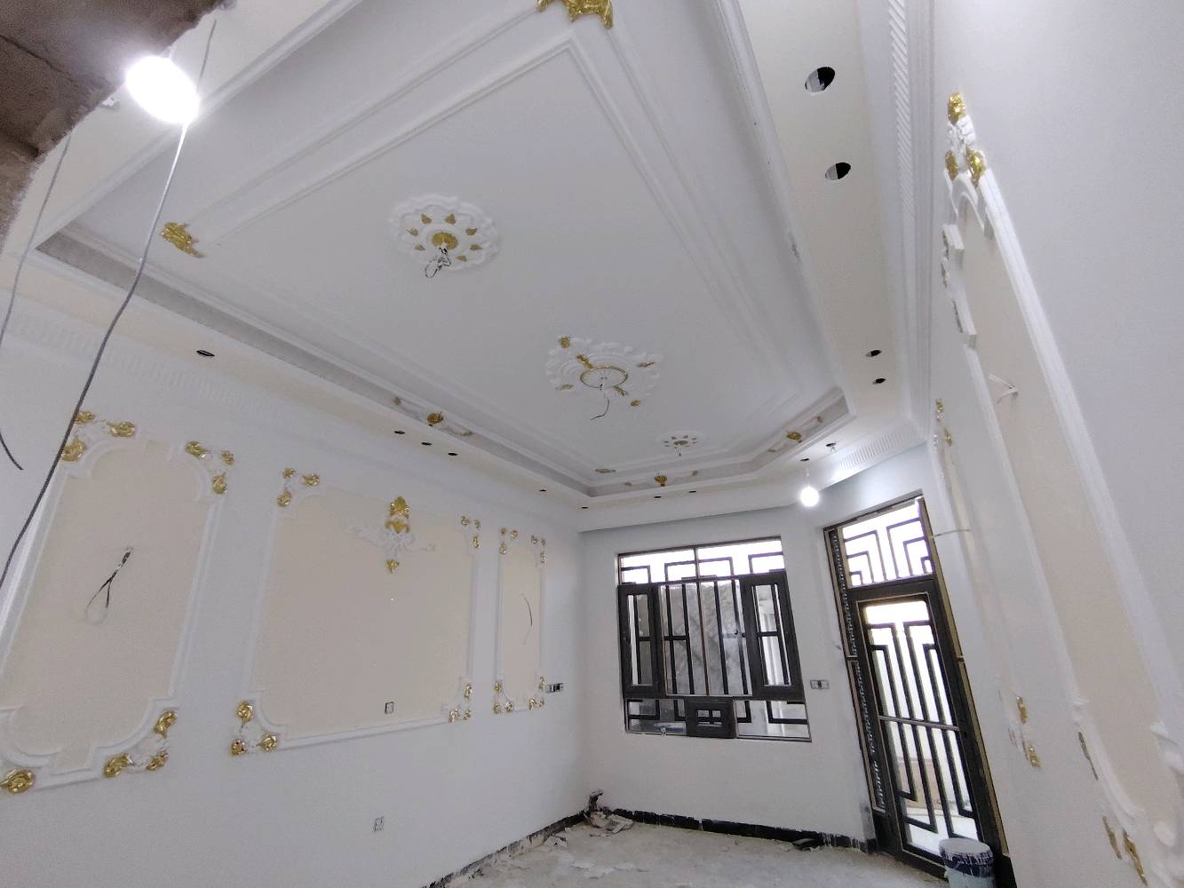 سلام عليكم متوفر كادر جبس وطلس وصبغ داخل خارج شغل نضيف جدا مجمع سكني شرط تسليم مهندس الله يرزق الجميع .