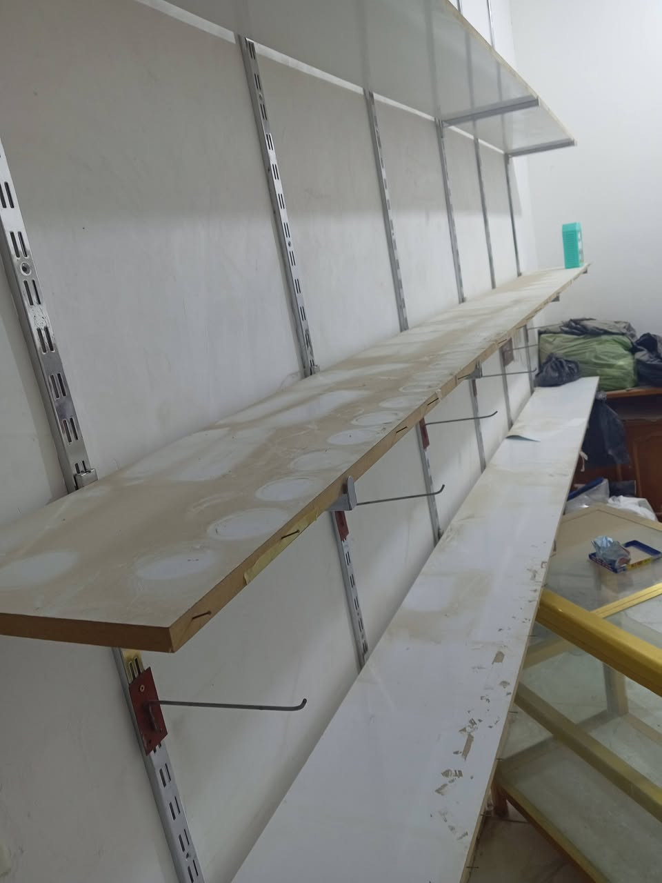 ميز المنيوم جام + رفوف خشب  العدد 3 رف  MDF  قوي وثخين  طول 3متر و 65 سم  وعرض 30 سم
مع مساطر وحمالات للرف 

للأستفسار خاص او الاتصال 
***********
