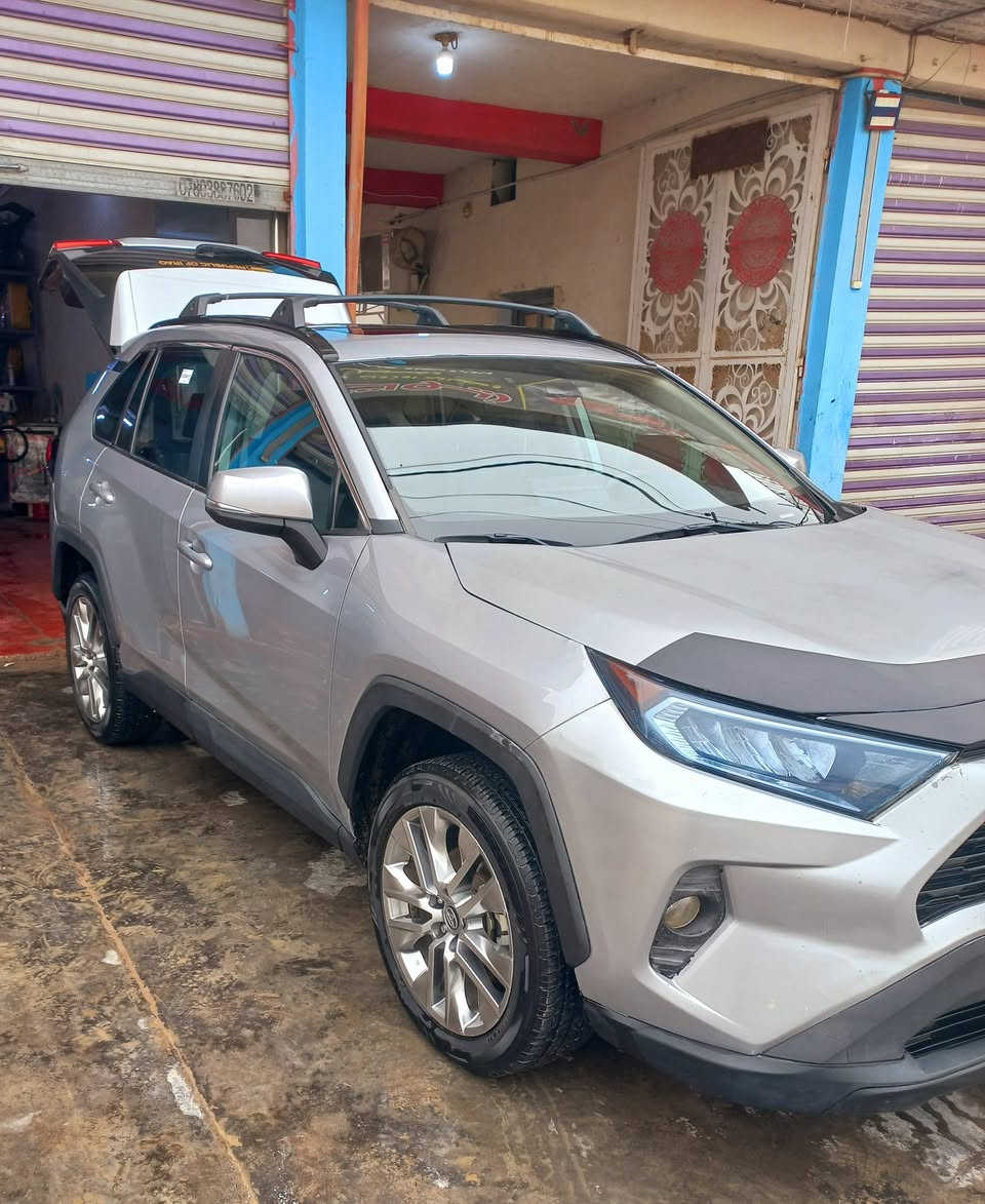 السلام عليكم اخوان عندي راف فور ٢٠١٩ فول مواصفات رقم بغداد انكليزي وارد حادث جاملغ وخشم البنيد نفسه مصلح بدون دواخل بدون ارباك وباقي مكفول مكان السياره بابل  قرب سيطرة الاثار السعر ١٩٥ وبيه مجال ترهم مراوس عادي تحياتي ***********
