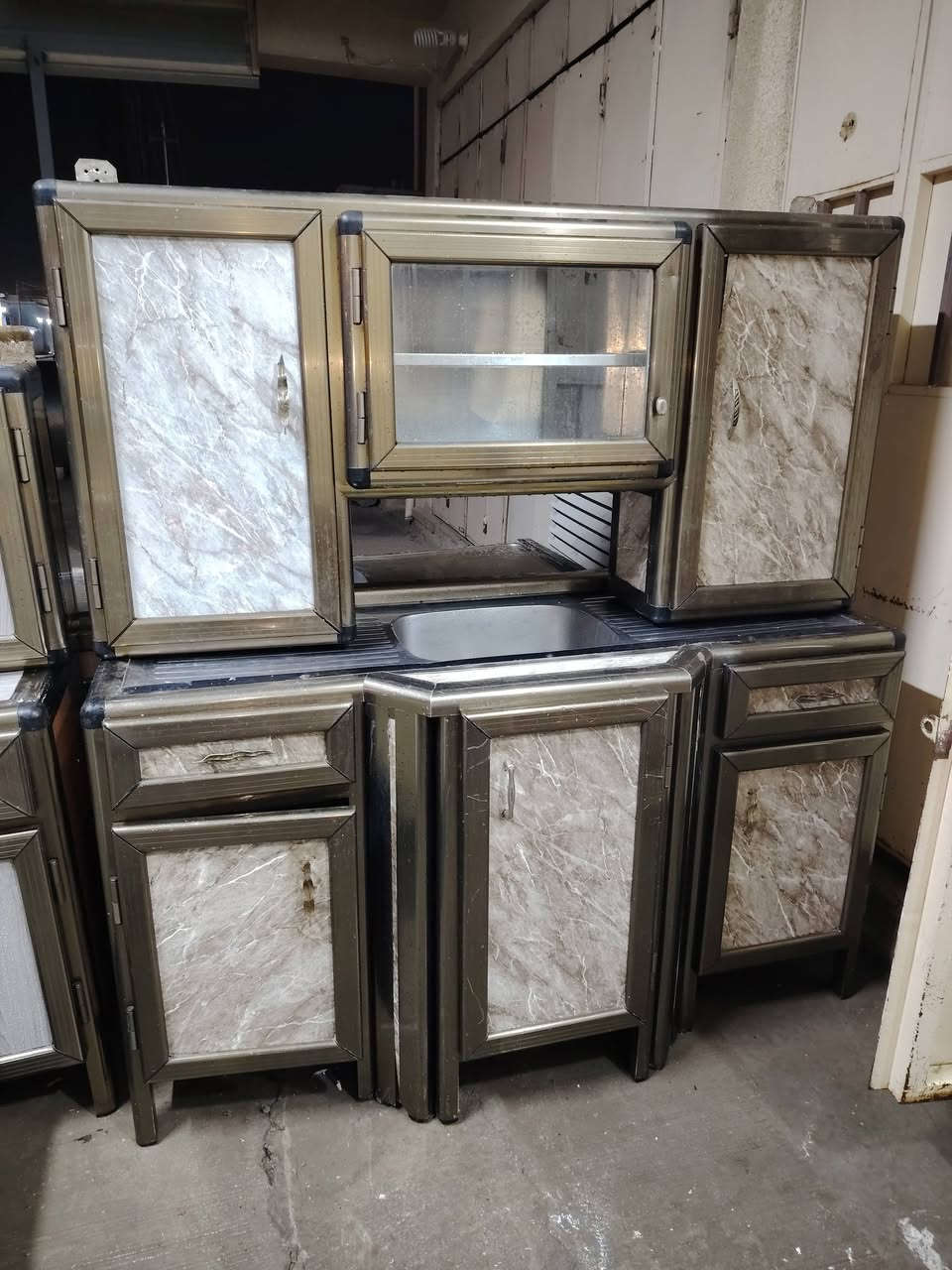 كاونتر المنيوم ٢ قطع متر ونص مواد اصلي حطاطه سعودي سعر ١٧٠ الف العنوان الفلوجة حي المعلمين قرب جامع سعد *********** ***********
