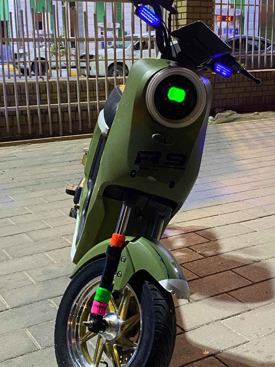 سلام عليكم دراجه شحن ار 9 شوف عينك نضافه كلش شغال من طول لطول بطاريات 32 سعر 400 بيهه مجال قليل رقم ***********
