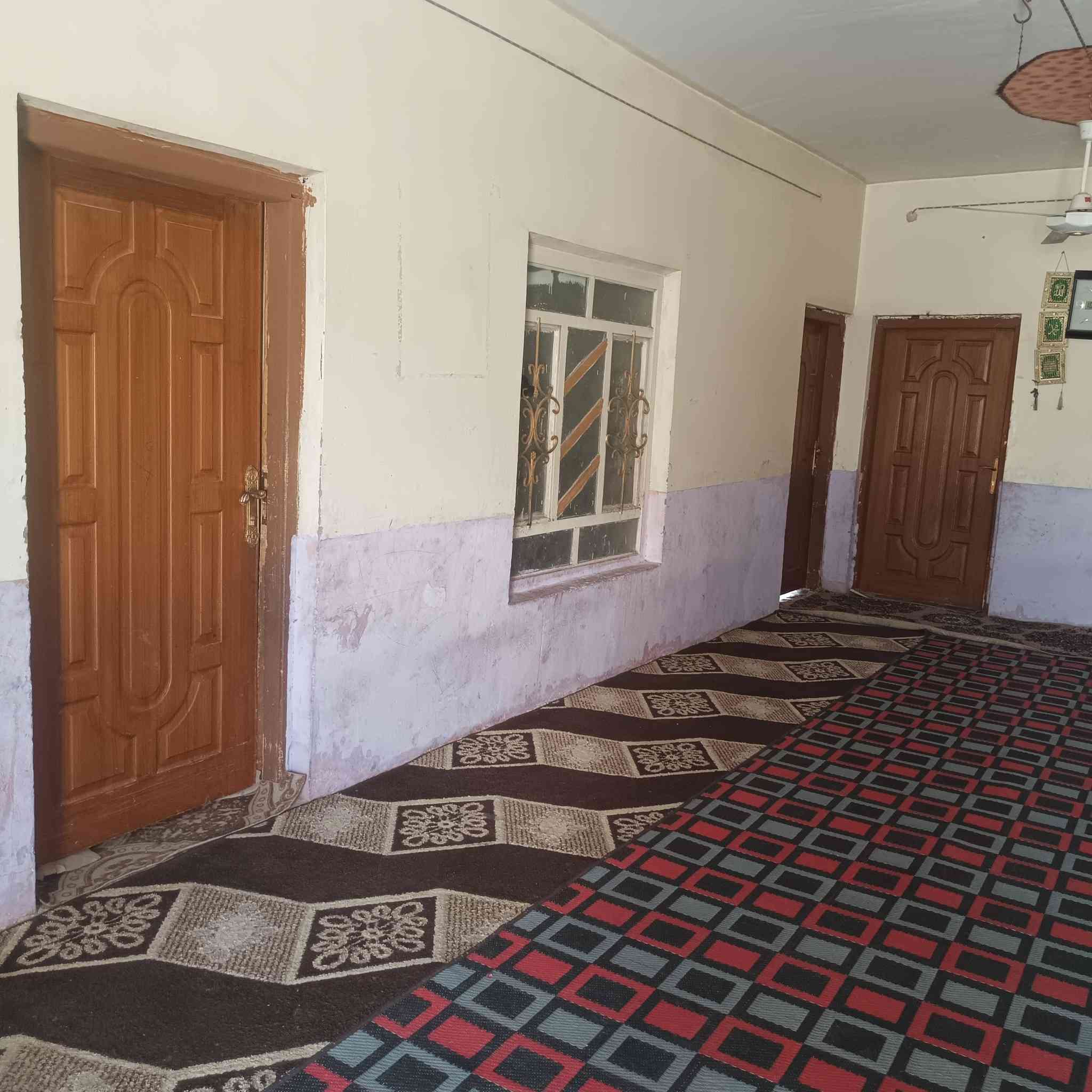 مكلف بنشر
بيت٣٠٠ متر في حي الزهراء طابو زراعي 
قرب جامع اهل البيت ع 
واجهه ١٠  نزال٣٠
فيه ٣ غرف ٥في ٤ وحده ٦في٤ وصاله ٩ في ٤
مطبخ ٤ب٣ 
براني طابوق ٨ ب٤ 
حمام داخلي 
ممر خلفي 
ممر جانبي 
حوش كبير 
يصير على شارع ٣٠ متر نص مبلط ونص لا 

للاستفسار ***********
