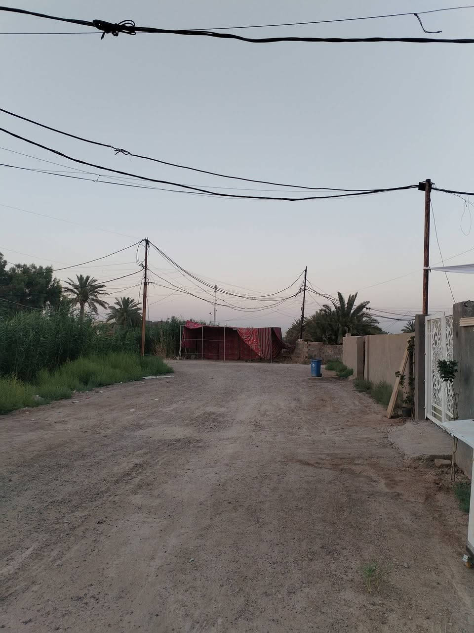 بيت لبيع مساحه 160 متر لبيع منطقه اركيه وفاضل قرب جسر دوار مال تاجيات 
قرب سعيدات شارع حسينيه الباقر
طابو زراعي سند 25 بسمي قطعه
🏤 تفاصيل البيت
🏤 غرفه نوم
🏤 صاله استقبال
مطبخ مفتوح عل حولي
🏤 حولي داخل
البيت بيه ممشه مع كراج سياره وحديقه
🏤 للأستفسار وتساب ***********
