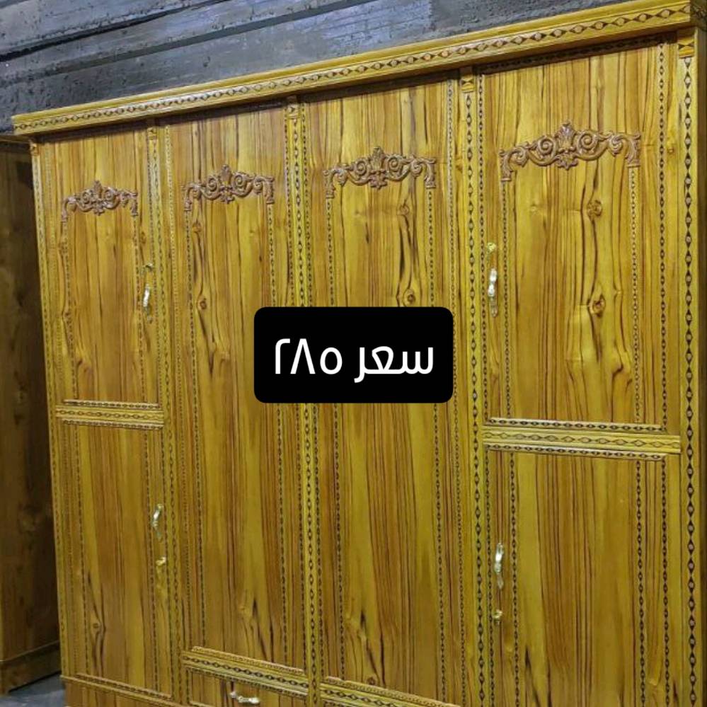 عندي كناتير خشبية أنيقة بمواصفات مرتبة للبيع. الأولى بسعر ٢٥٠ وهي مكونة من خمسة أبواب مع تصميم جميل وخطوط داكنة. الثانية بسعر ٢٨٥ وهي أيضاً تتضمن نقوش تقليدية تضيف لمسة فريدة للغرفة. مناسبة للتخزين العملي والشكل الجمالي في الوقت ذاته. للحجز أو الاستفسار، راسلوني مباشرة.