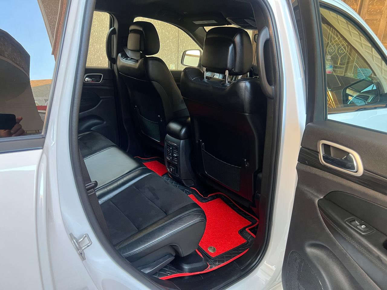 السلام عليكم
لبيع جيب كراند شيروكي 
موديل ٢٠٢١ أللون ابيض 
ماشية ٣٢ ميل 
السيارة جديدة واحلة من الصور
الضرر موضح بصور بدون دواخل 
بسمي الرقم الجديد دبل بصمة 
السيارة بدون فتحة مكان السيارة بغداد الشعب لتواصل على الرقم ( ***********)
