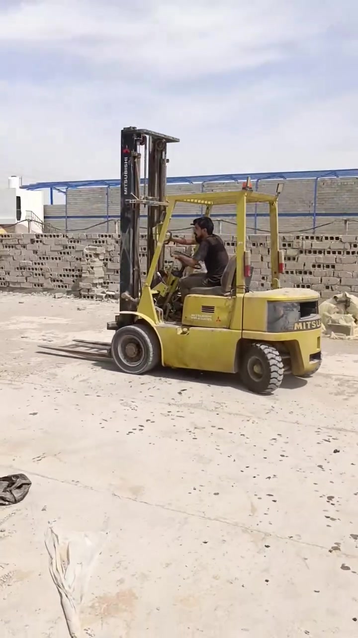 للبيع رافعة مسيوبوشي شوكية 2 ونص طن
***********
***********
