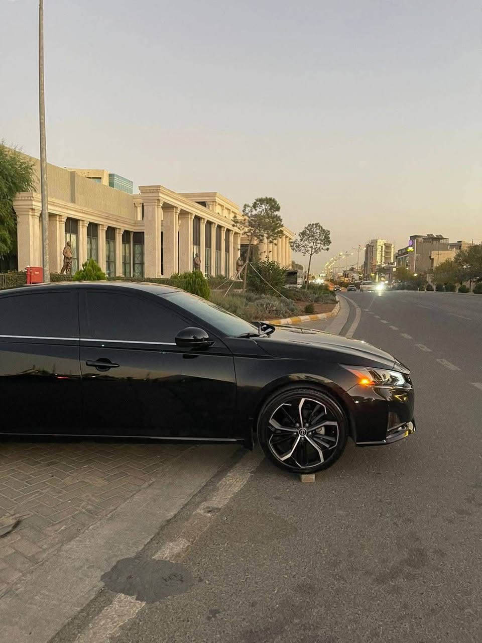 Altima SR 2024
سياره حيل نضيفه مشاءالله رقم شمالي اربيل 
بيها فقط بونيت صبغ و ايرباك بس السايق و مرجع بلادي
سياره ماشيه ١٩ الف مايل فقط 
***********

