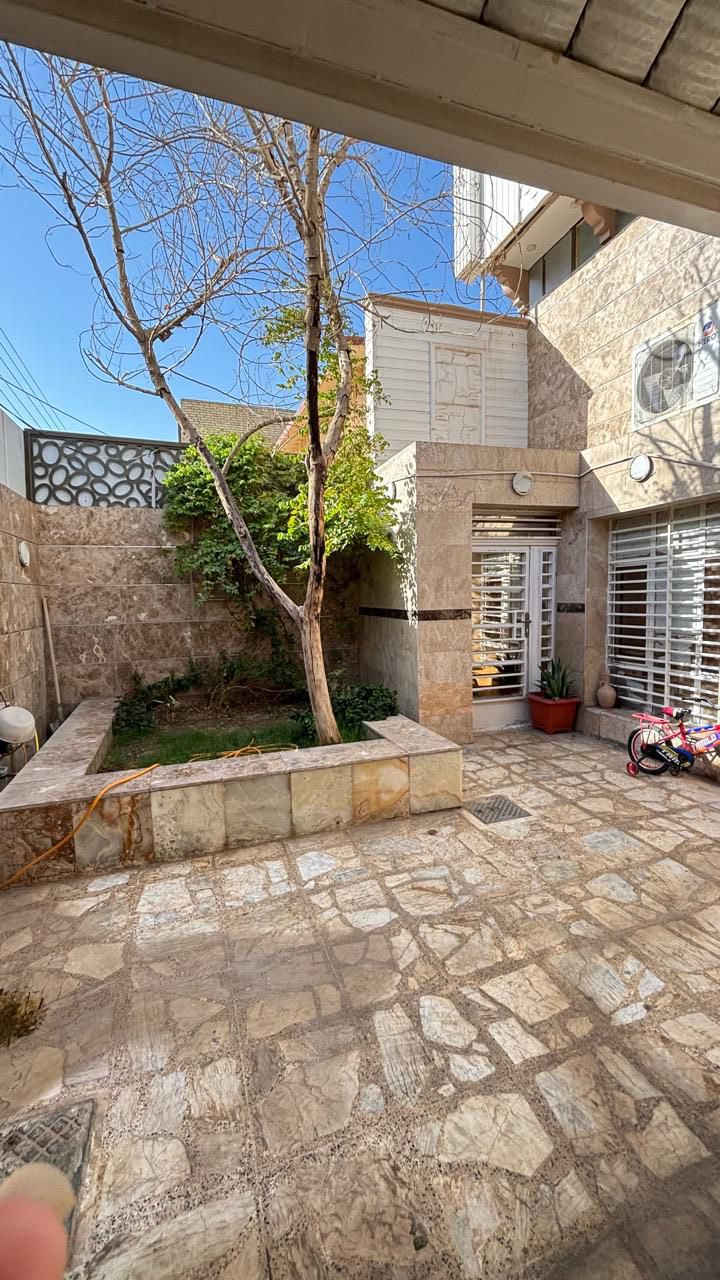 دار للبيع او مراوس في حي السواق المساحه 220متر بناء حديث شارع 20موقع مميز جدآ والبناء درجه اولى 
يحتوي على طابقين 4نوم صاله استقبال مطبخ صحيات 
للاستفسار  اتصال على الرقم 
((***********))عــقيل الـــزيادي 
او مراجعه مكتب ابو صلاح الحجيمي للعقار في حي الزهراء 
عنوان المكتب …النجف الاشرف …حي الزهراء شارع الكيات مقابيل القنصليه التركيه 
من لديه عرض ..بيع ..رهان ..ايجار 
زورو مكتبنا ونحن في خدمتكم واهلا وسهلا بكم في اي 
وقت
