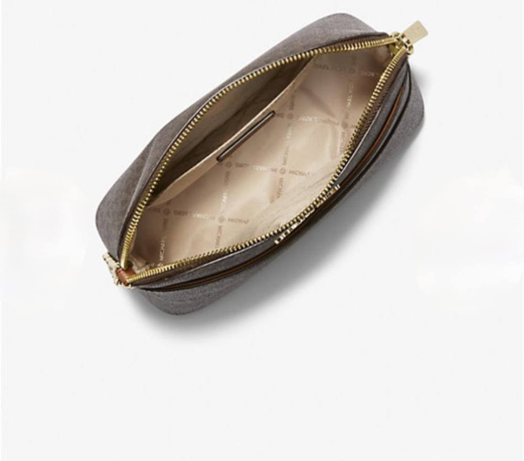 حقيبة كتف من مايكل كورس مع حزام كتف طويل 
متوفر توصيل لكافة المحافظات


**إذا كنت صاحب هذا الإعلان وتريد حذفه لأي سبب، رجاءا أرسل رسالة إلى الدعم الفني**