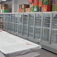 عارضات للبيع عامودي اربع بيبان سيت خوات  +عارضات مجمدات طرحية حجم كبير...