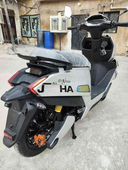 سلام عليكم 🙋 دراجــــــه شحن فراشه زيرو غير مستخدمه موديل 26 اصدار حديث 6 بطارية مسطره ***********سعر 950 بيها مجال مكاني بغداد سوك الغزل ملف بقدرة 2500 واط سرعته 100 كم تقطع مسافه 70 كيلو  نشرات ليليه  لايت مغير الون
