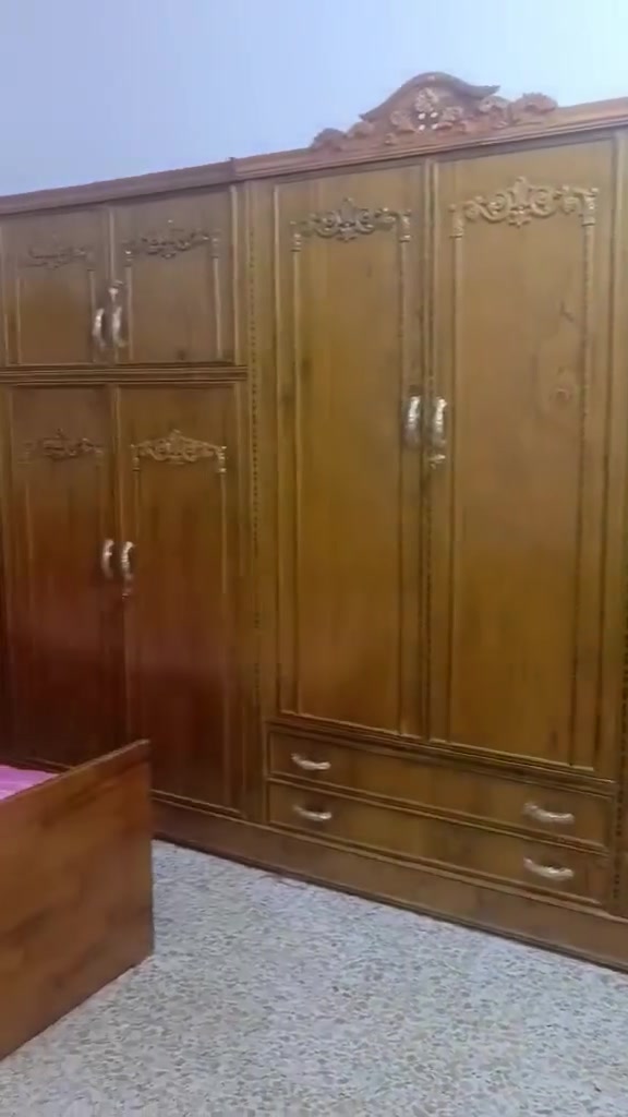 السلام عليكم
غرفة ستة باب ملحق 
ارتفاع الكنتور 235 سم مع التاج 
الخارج صاج ٤ ملم 
والداخل خشب جام ٣ ملم 
الظهر فتح وشد براغي 
القاعدة بلوك صاج
قياس سرير 
العرض ٢٤٠ سم مع الكومديات 
الطول ٢١٠ سم

السعر 975الف وبيه مجال 
تواصل عبر ماسنجر او واتساب ***********
