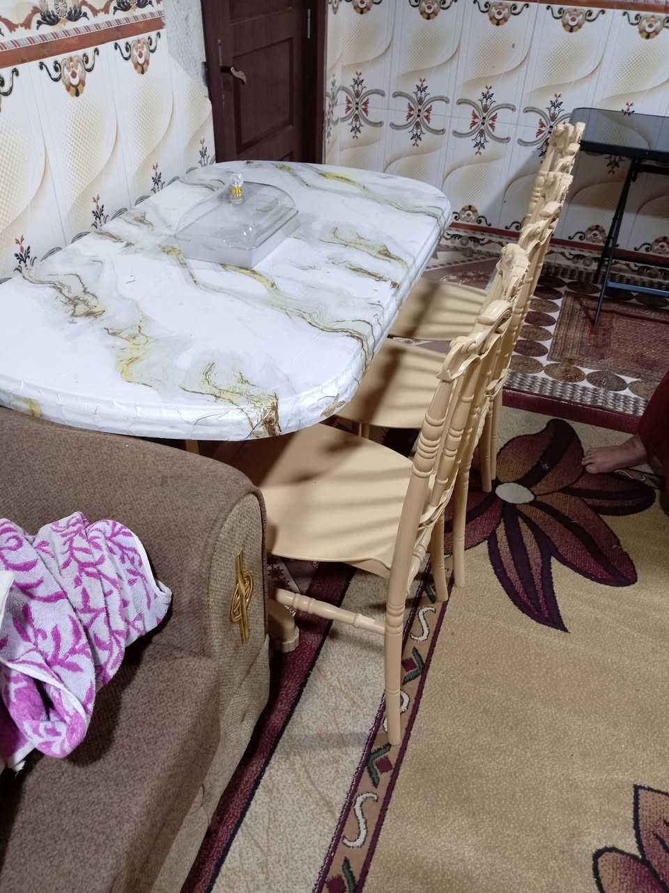 ميز طعام وثلاث كراسي نظافته كلش زينه مابي اي شي سعره ٤٥ وبي مجال للاستفسار الاتصال *********** مكاني بعقوبه جرف الملح
