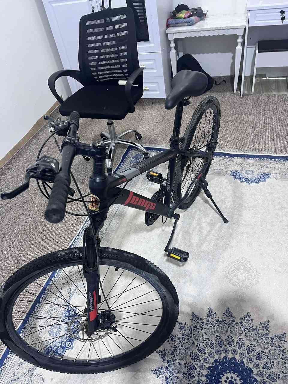 دراجة هوائية لـلـبـيـع البايسكل رياضي من شركة(Mountain bike) اسم البايسكل FENGS البايسكل مخزن عندي صار 3 اشهر ولا مرة احد صاعد بيه مشاكل البايسكل فقط الزنجيل قديم ويرادله تبديل واستمتع بيه 
السعر 100 ألف وبيه مجال للشراي 
التواصل
***********
واتس اب
او راسلني على الخاص
