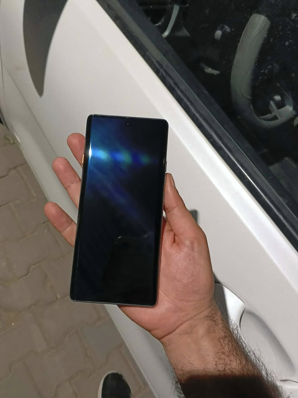TECNO CAMON 40 Pro 4G
نظافة الجهاز ١٠٠/١٠٠ زلغ مابي 
كامل ملحقات شاحنة كارتونة+الكفر 
السعر ٢٥٠ 
*الشاشة والتصميم*
- شاشة AMOLED منحنية 6.78 بوصة، دقة FHD+ 1080×2436
- معدل تحديث 120Hz، حماية Gorilla Glass 7i
- وزن 179 جرام، سمك 7.3 ملم
- مقاومة ماء وغبار IP68/IP69

*الأداء* 
- *المعالج*: MediaTek Helio G100 Ultra -
- *الرام*: 8 +8
- *التخزين*: 256 جيجا، 
- *النظام*: Android 15 بواجهة HIOS 15

*الكاميرات*
    - خلفية 50 ميجا أساسية + مثبت بصري OIS + 8 ميجا واسعة
    - أمامية 50 ميجا مع تركيز تلقائي
    - فيديو 2K و 1080p

*البطارية والشحن*
- بطارية 5200 مللي أمبير
- شحن سريع 45 واط
- سماعات ستيريو مزدوجة

*الشبكة والاتصال*
- WiFi، Bluetooth، NFC، IR Blaster
- بصمة تحت الشاشة

مكاني بغداد الكاظمية 
رقمي ***********
توصيل ما عندي
