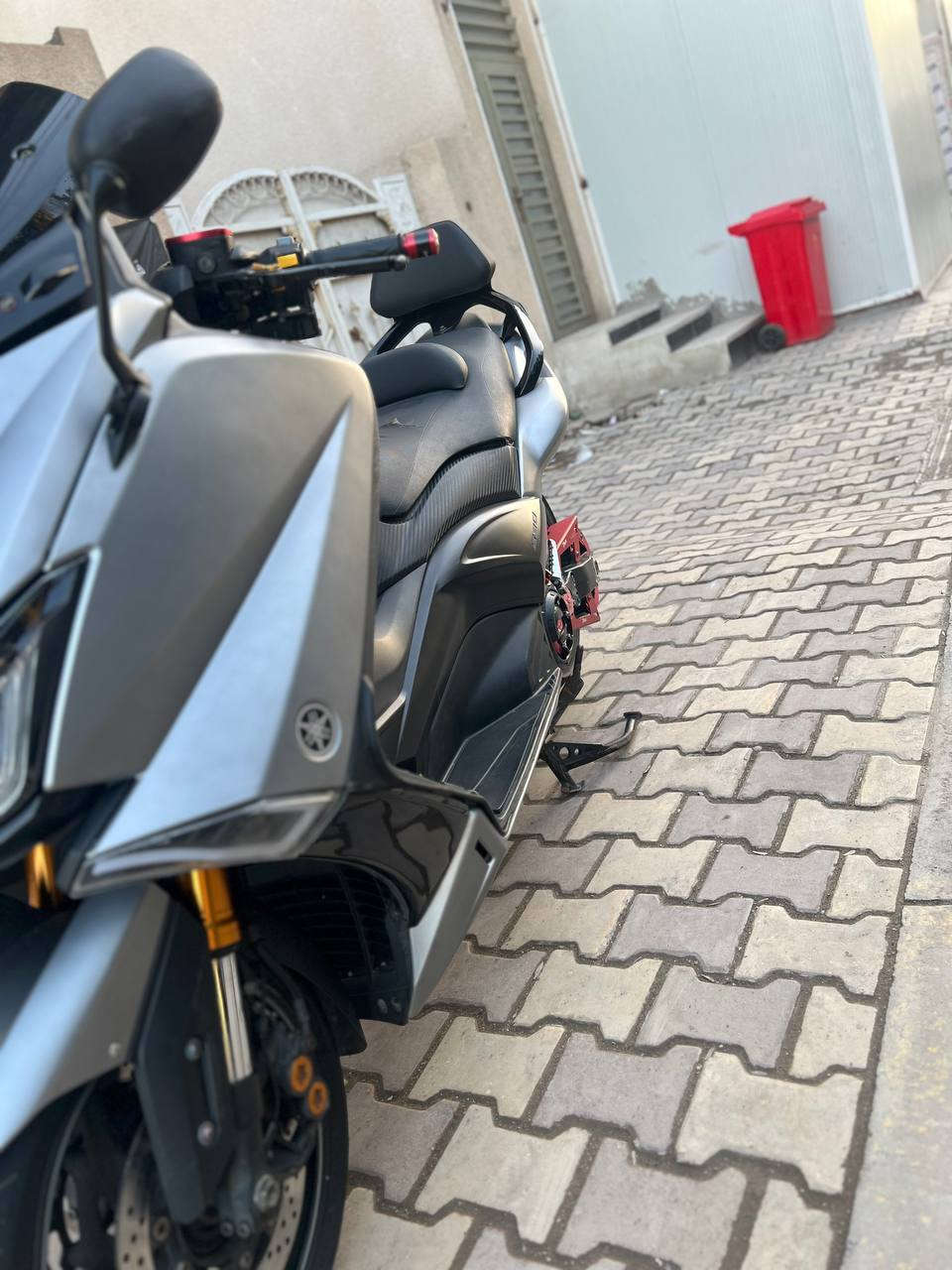 السلام عليكم  TMAX 2017 للبيع بل اصل ايرون ماكس دشبول ابيض وصدر ضهبي الدراجه مبدل كفر تجاري فقط وباقي تفاصيله كله مكفولات مكينه كلجات كهربائيات حته من الحادث مكفوله بيه صالنصه يوشماره اصليه وأشاير وبك لايت رياضيات قايش اصلي الدراجه مابلعوب بيه شي وماشيه 25 حيقي رايده ب53 وبيه مجال  (بغداد الشعب ***********)
