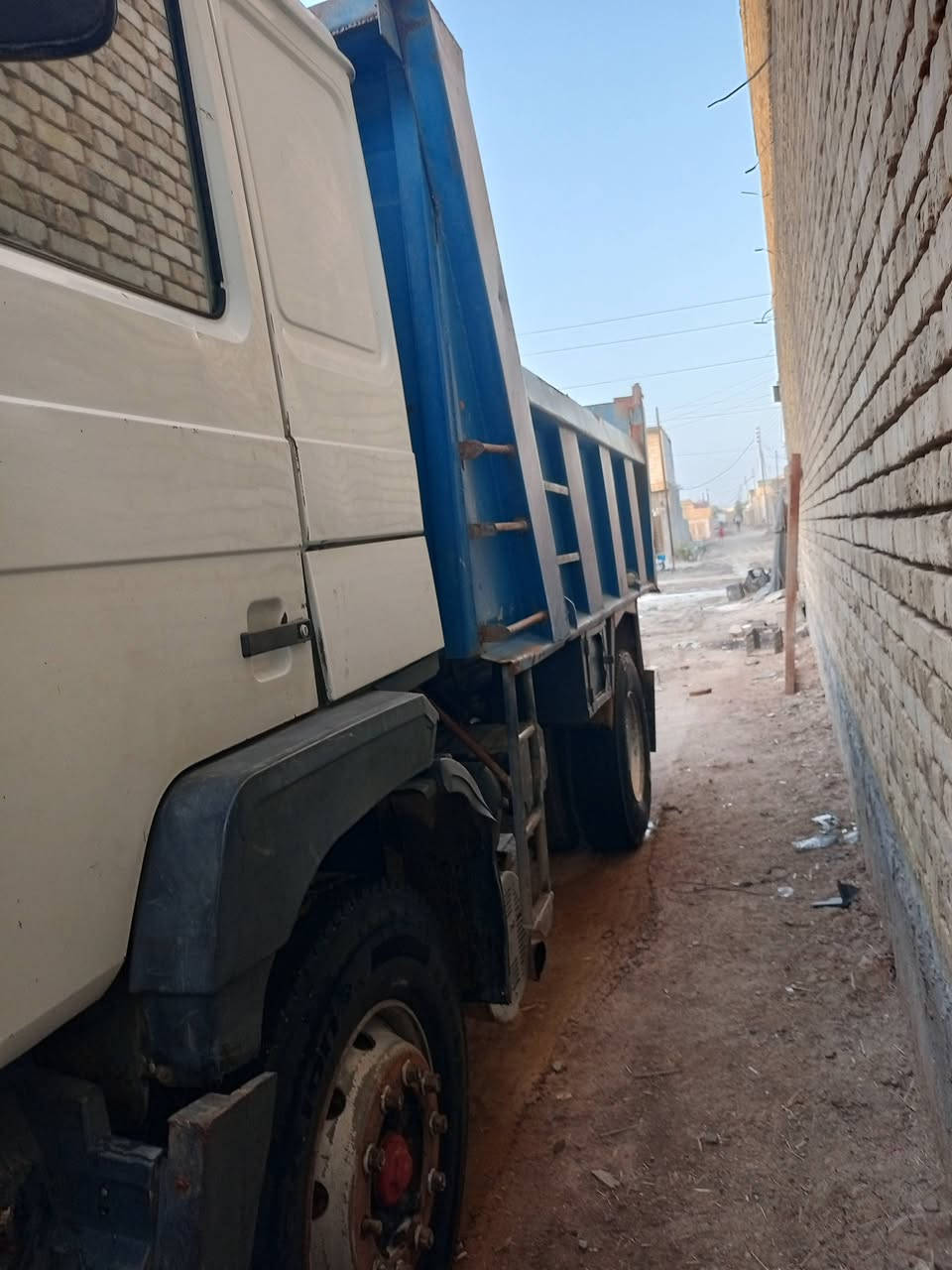 سلام عليكم للبيع مان صقر موديل 91 سنويه 2028 شاصي مكفول كير نضيف مكينه نضيفه كهربائيات كلها شغاله مجموعة جي اف تايرات جدد دواخل نضيفه باتريات جدد الكوري كير 4-4 سياره كامله من كل نواحي وجاهزه الشغل التصال بل رقم ***********
