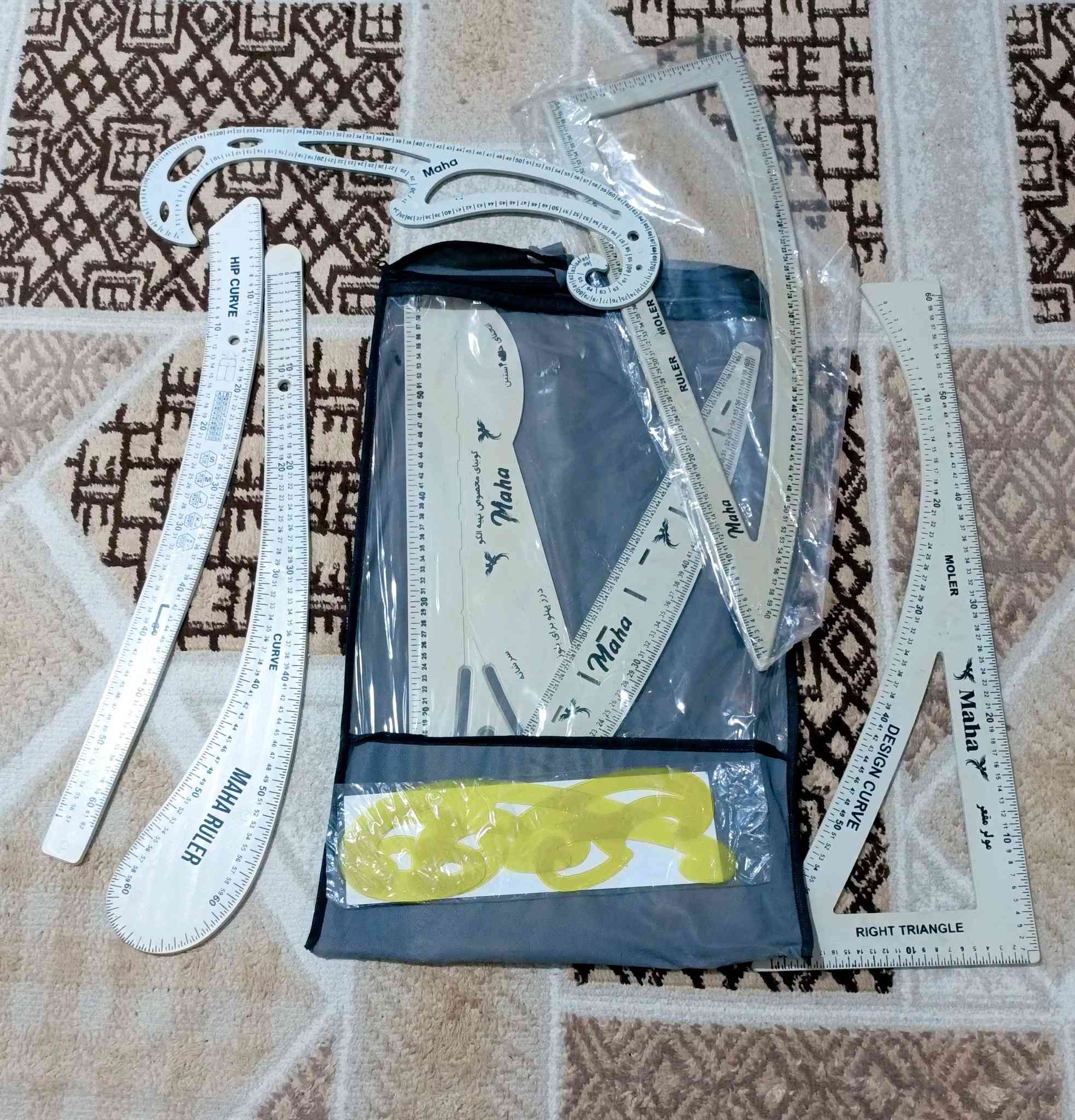 مساطر خياطة ماركة نظيفة وجديدة ما مستخدمة ابد كافة القياسات للتفصيل والخياطة متوفرة بيها حفرة رقبة الاكمام عرض الجسم كافة قياسات والأحجام يوجد  توصيل لكافة المناطق والمحافظات للتواصل خاص او على الرقم ***********
