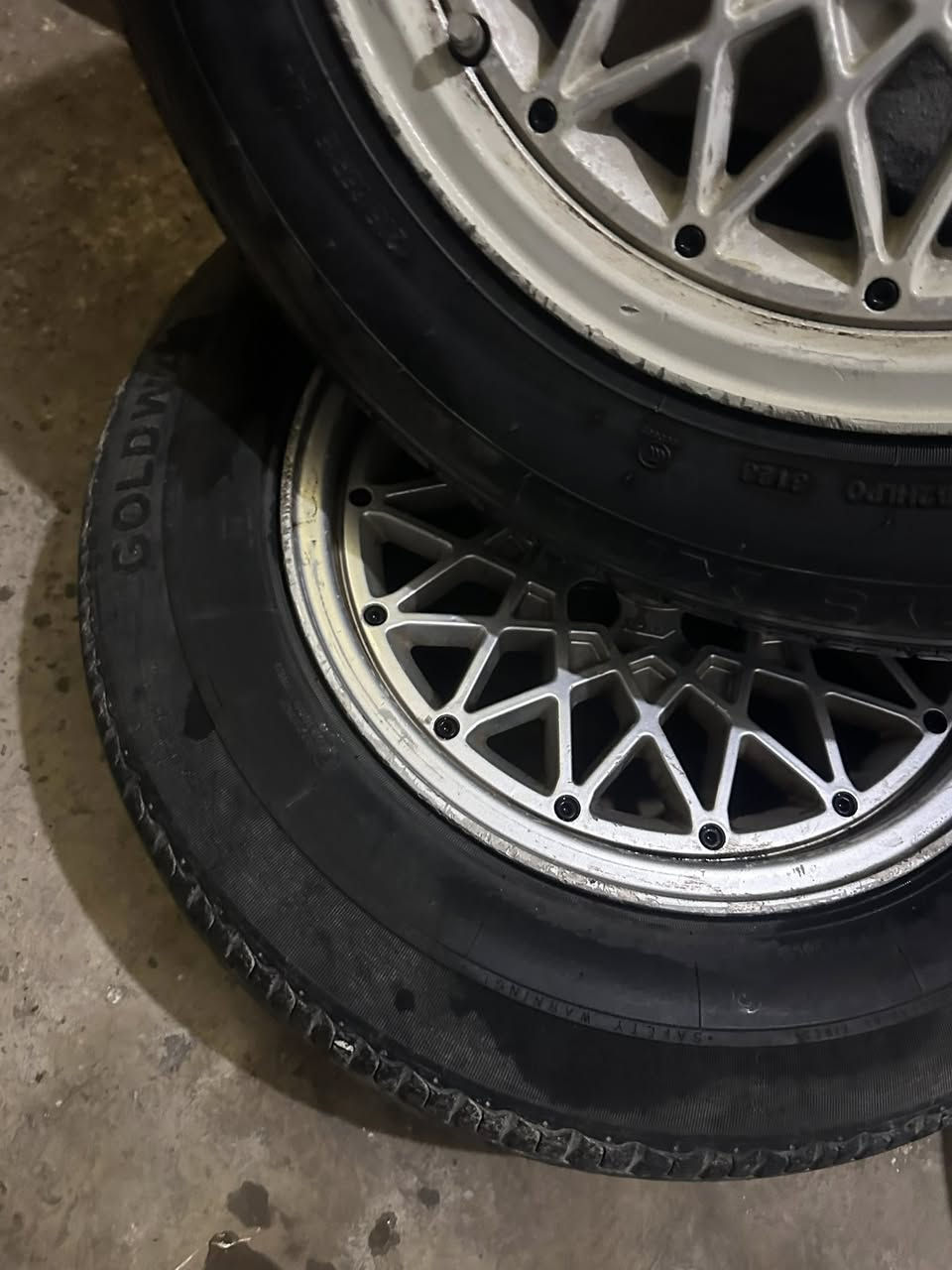 السلام عليكم ويل ابوبل للبيع بيهن زوج تايرات جديد وزوج جوه النص عمر مكان صلاح الدين العلم ‭0773 535 2318‬
