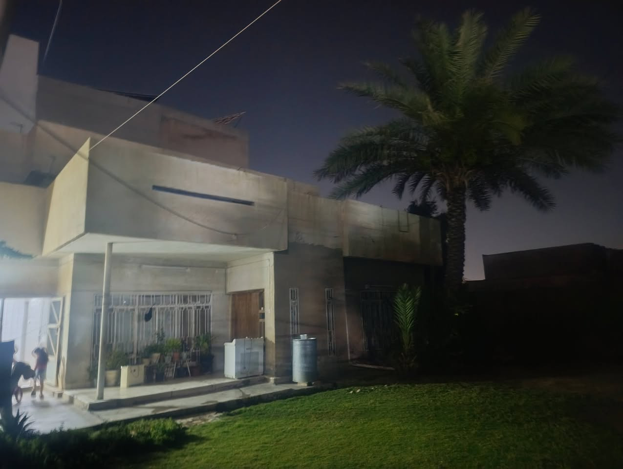 بيت للبيع مساحه 610 متر قاطين عنوان منطقه الحديدين قرب غرفه تجاره كركوك خلف مدرسه الوطن للسعر والإستفسار اتصل بالرقم ***********
