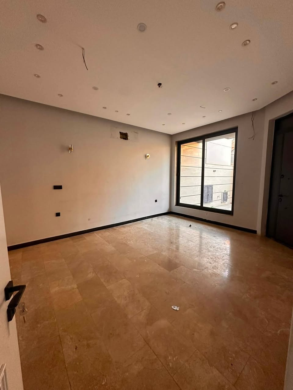 � للإيجار في السيدية 🏠
🔹 مساحة العقار: 150 م²
🔹 بناء حديث (زيرو)

✅ 4 غرف نوم
✅ صالة
✅ مطبخ
✅ خدمات
✅ كراج

💰 قيمة الإيجار: 2 مليون دينار (قفل)

📞 للاستفسار: ***********

