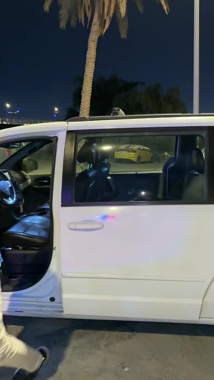 للبيع دودج جراند كارافان GT موديل 2017 فل مواصفات
عائلية مريحة وقوية

🔥 سبعة ركاب

🔥 جاهزة للاستعمال اليومي والسفر

:

 • الموديل: 2017

 • الفئة: GT

 • المحرك: 6 سلندر 3.6 لتر Pentastar

 • القوة: تقريباً 283 حصان

 • قير: أوتوماتيك 6 سرعات

 • الدفع: أمامي FWD

 • عدد الركاب: 7 ركاب (3 صفوف)

 • اللون الخارجي: أبيض

 • الداخلية: جلد أسود

⸻

🔹 المواصفات الخارجية:

✔️ جنوط رياضية

✔️ أنوار أمامية أوتوماتيك

✔️ شبك GT رياضي

✔️ مرايات كهرباء

✔️ أبواب جانبية سلايد

✔️ باب خلفي كهربائي

✔️تشغيل عن بعد

المواصفات الداخلية:

✨ داخلية جلد أسود نظيفة

✨ مقاعد كهرباء

✨ مقاعد الصف الثاني Stow n Go تنطوي بالكامل

✨ شاشة لمس وسطية

✨ AUX / USB / HDD

✨ تحكم من الدركسون

✨ مثبت سرعة

✨ مكيف أمامي وخلفي منفصل

✨ فتحات تبريد للصفوف الخلفية

✨ إضاءة داخلية LED

✨ درج تخزين أرضي متعدد

(🔔🔔مصبوغة حزام)

💰 السعر: (170)$ وبيها مجال

الموقع: (بغداد)

الاتصال ( ***********)
