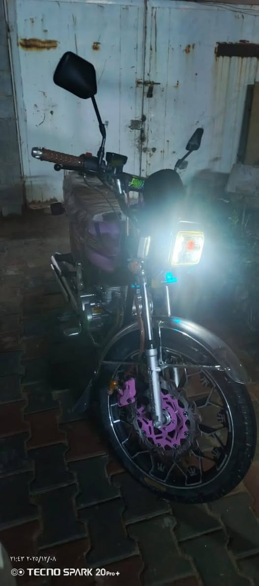 دراجه ايراني جديده وضع الشركه 5 كير محرك200 خير من الله الدراجه بصمتين *********** السعر  850 وبيه مجال للطيبن
