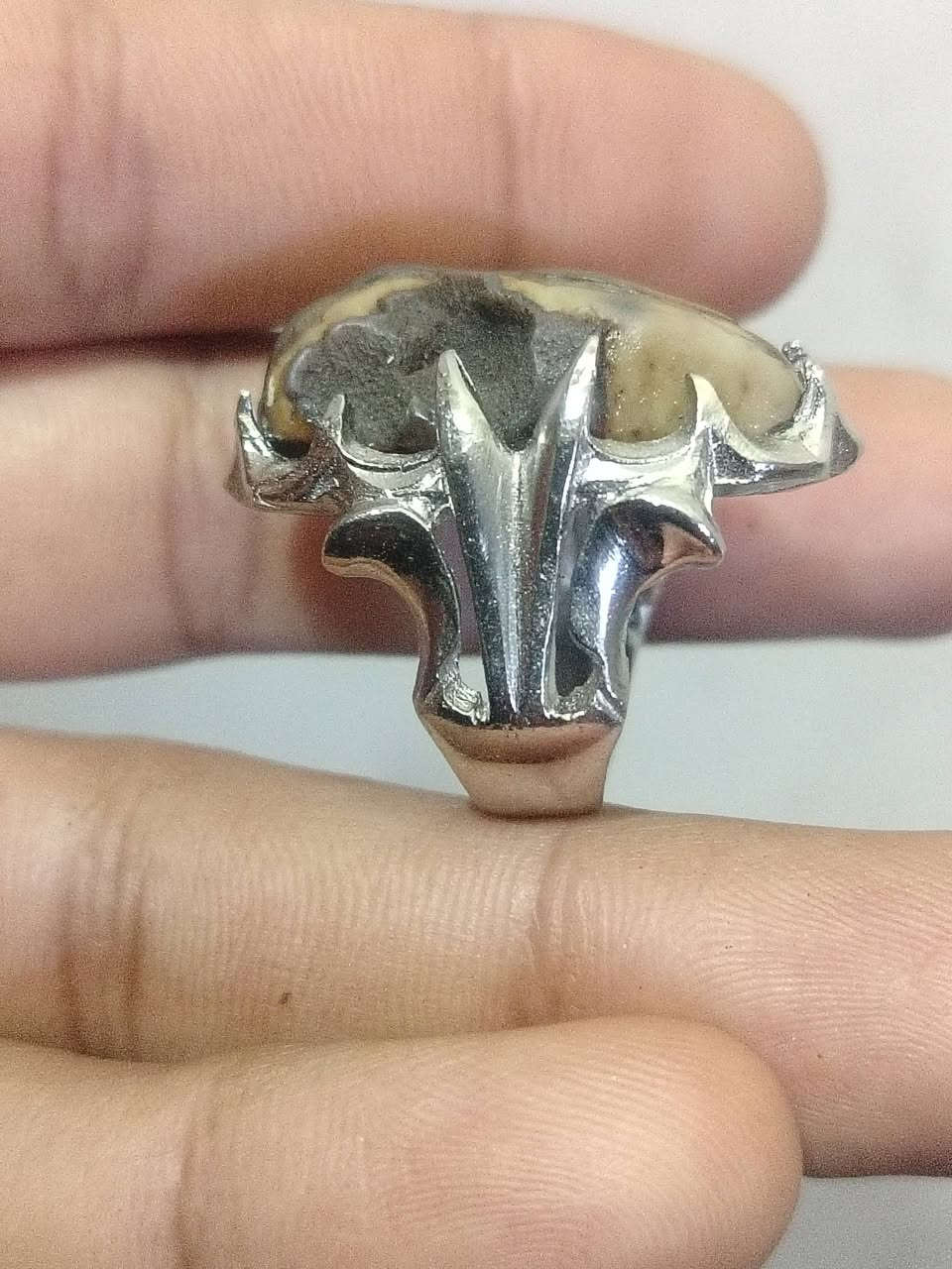 السلام عليكم احبائي محبس راديوم قديم تحفه الحجر صلطاني نباعي قديم مروحن السعر خاص العلوان بغداد شراي اهلن وسهلن مرحبا رقم الهاتف ***********
