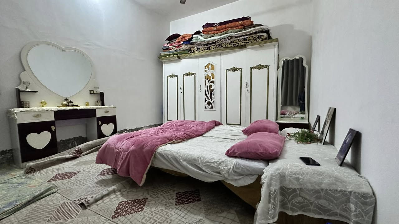 للبيع بيت زراعي مساحة 210 متر بناء طابوگ اساس و سگف صب خريطة كاملة عايز فقط سيراميك و تشاريف حي ميسان شارع الشيوخ السعر (55) 
***********
