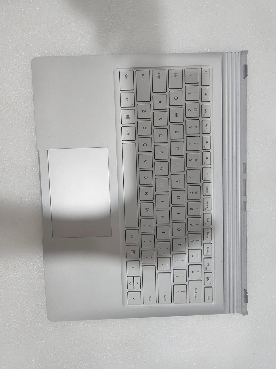 Microsoft Surface Book 1 (بمواصفات خاصة)
 لابتوب وتابلت بنفس الوقت
المواصفات ن:
المعالج: Intel Core i7 (مال شغل ثقيل وبرامج هندسية).
الذاكرة (RAM): 16 GB (انسى شي اسمه تعليق).
التخزين (SSD): 512 GB (سريع جداً ومساحة كافية لكل ملفاتك).
كارت الشاشة: NVIDIA GeForce 2GB منفصل (للمصممين، المهندسين، وحتى الألعاب الخفيفة).
الشاشة: 13.5 إنش (دقة 3K خرافية ولمس ناعم).
البطارية: جيدة جداً
ليش هذا الجهاز بالذات؟
فصل ميكانيكي: الشاشة تنفصل وتصير تابلت بضغطة زر.
التصميم: معدني وفخم جداً، وين ما تطلعه يلفت النظر.
النظافة: الجهاز نظيف ومفحوص قطعة قطعة، وجاهز للاستخدام مباشرة.
السعر القنبلة:
💰 420 ألف دينار عراقي فقط!


**إذا كنت صاحب هذا الإعلان وتريد حذفه لأي سبب، رجاءا أرسل رسالة إلى الدعم الفني**