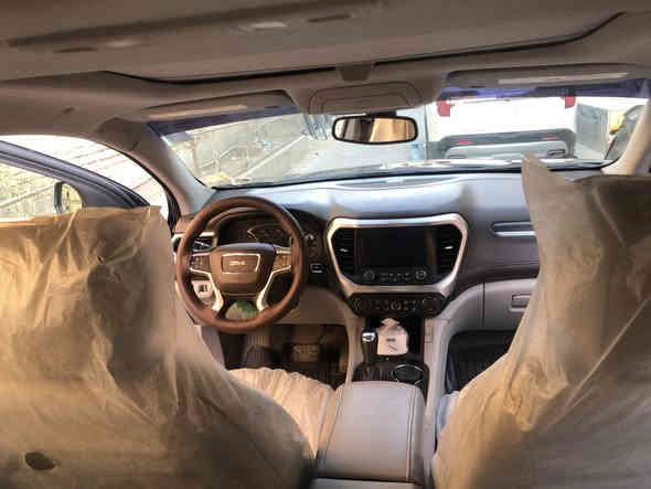 للبيع سيارة:GMC اكاديا فئة SLE لون نيلي   
•الضرر:جاملغ مال سايق 
•الرقم :بغداد بسمي سنويه جديده هسه سويتهه
•الايرباكات:سلميه
•المواصفات :
▪️السيارة:جي ام سي اكاديا SLE
▪️الموديل:2017
▪️المحرك:6 سلندر 3600
▪️العداد 140 الف  كيلو 
▪️الويل: ويل كب بلادي
حداديه هسه سويته 
▪️كامرة خلفية دوارة مع الستيرن
▪️لايتات اصفر عالي وناصي مع حاجب لدات
▪️:دواخل ابيض  دشبول جوزي 
▪️ثلاث قطع تبريد
▪️تدفئة  
▪️حساسات 
▪️6راكب 
▪️سايد بريك دكمة
▪️سستم صوت 
▪️تطعيم ملكي داخل  المركبة
▪️شاشة الدشبول:شاشة حجم كبير للتحكم بايعازات
 السيارة 
▪️بصمات للابواب عدد 4
▪️تحكم ستيرن جهتين بلوتوث وحاكية وكروس سرعة وتحكم صوت 
▪️منافذ USB امامي وخلفي
▪️نظام ABS مانع انزلاق
▪️السيارة نظيفة  كلش  
 مناقصه اي شي شغل وطلع  
شراي يتصل ***********
