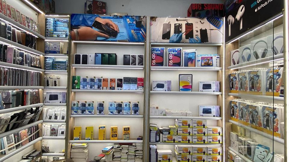 ديكور محل مال موبايلات للبيع ديكور كامل وجديد سبب البيع بسبب توسعة المحل تكبير المحل العنوان بغداد المنصور للاستفسار ***********
