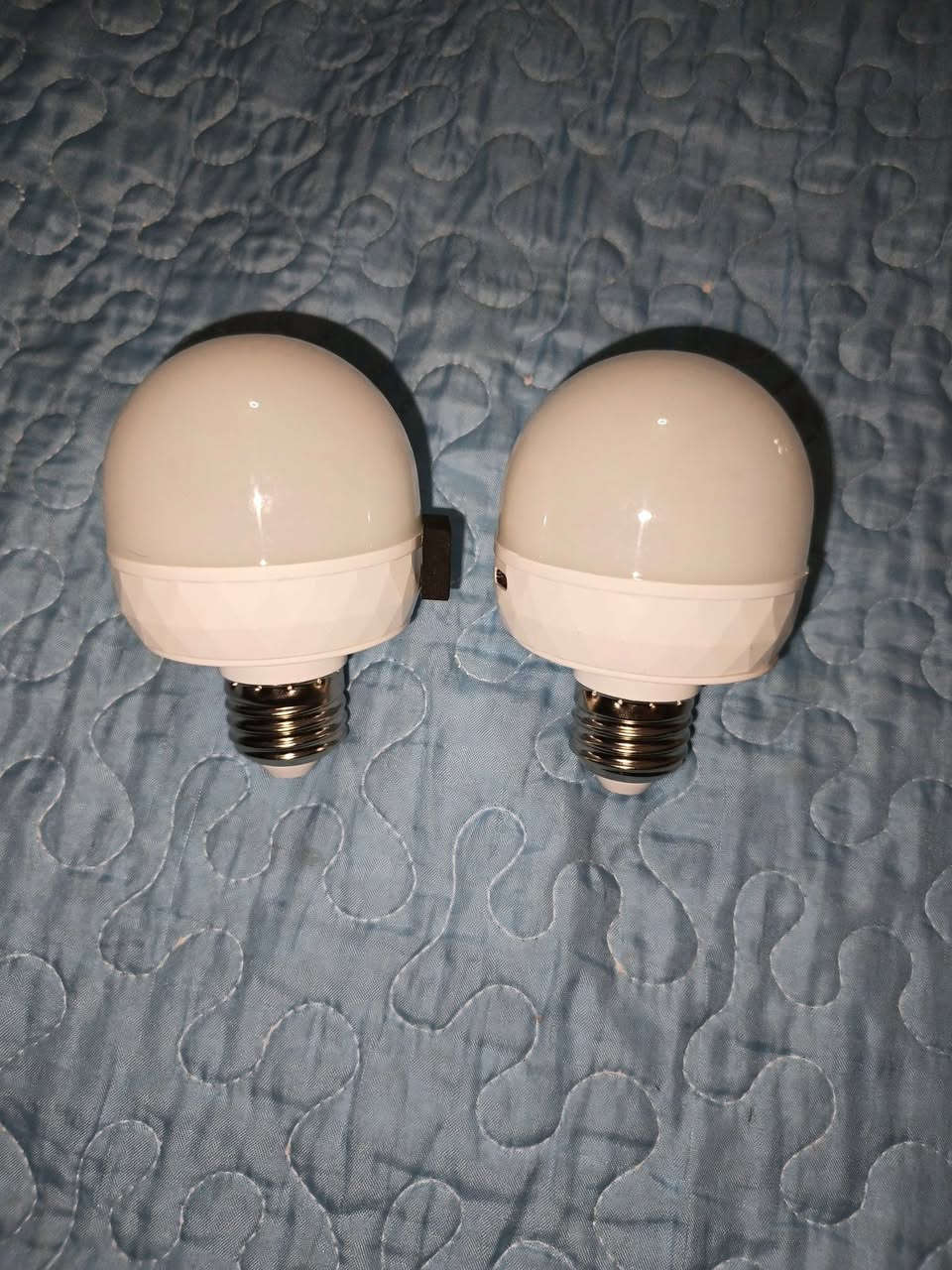 مصباح حائط LED لاسلكي يتميز بتصميم عصري مع غطاء قماش قابل للتعديل.يعمل هذا المنتج ببطاريات قابلة لإعادة الشحن، مما يسهل تركيبه دون الحاجة لتمديدات كهربائية.يتضمن الجهاز جهاز تحكم عن بعد لتغيير ألوان الإضاءة (RGB) وتعديل شدتها.متوفر بألوان مختلفة مثل الأسود، الأبيض، والذهبي، ومناسب لغرف النوم والممرات.


**إذا كنت صاحب هذا الإعلان وتريد حذفه لأي سبب، رجاءا أرسل رسالة إلى الدعم الفني**
