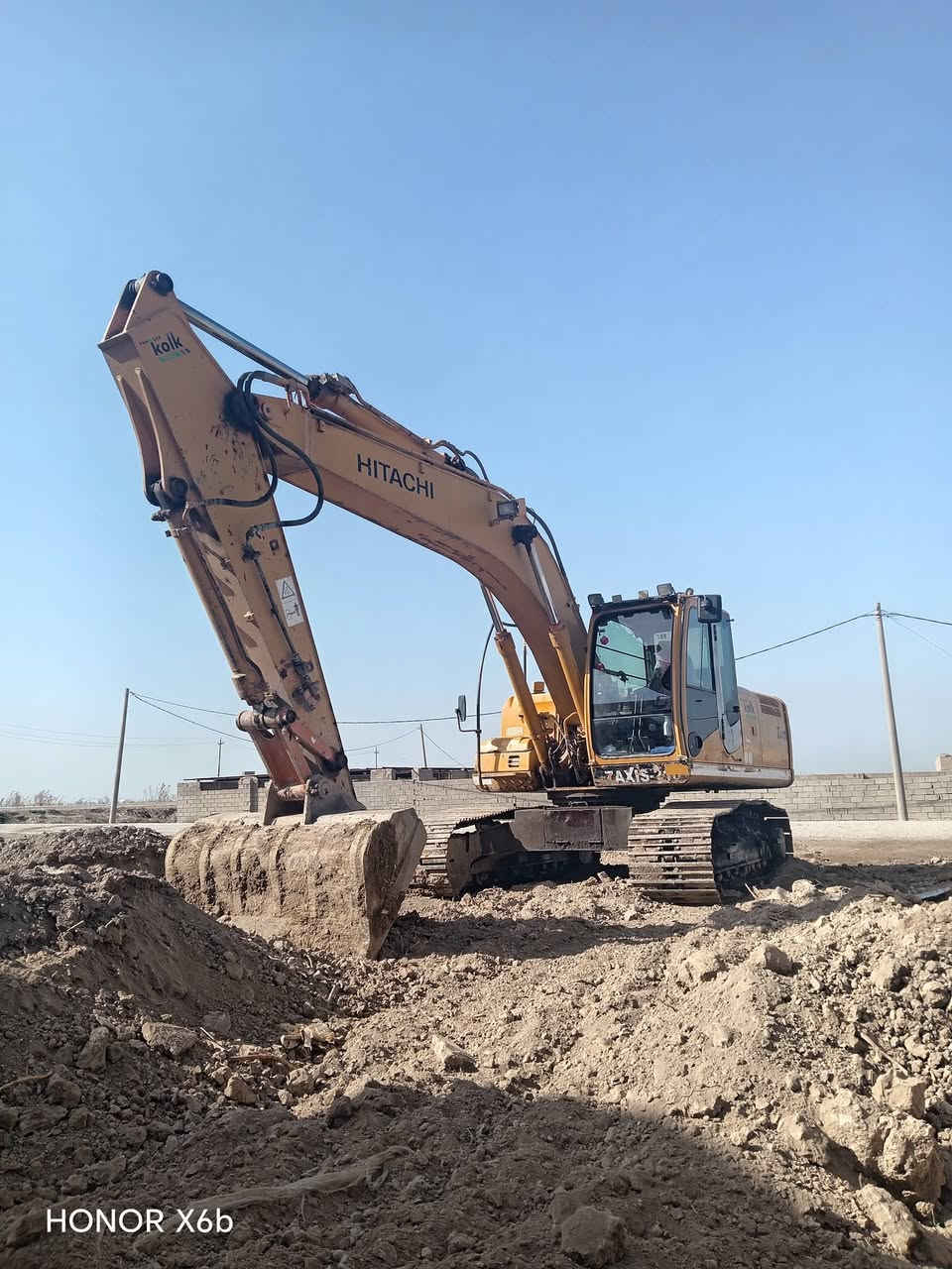 سلام عليكم حفاره هيتاشي زت ثري /موديل 2008 ايلصي حجم 210سنويه وراقم :رقم أربيل رقم :  ***********:واتساب موجود 🤍♥️
