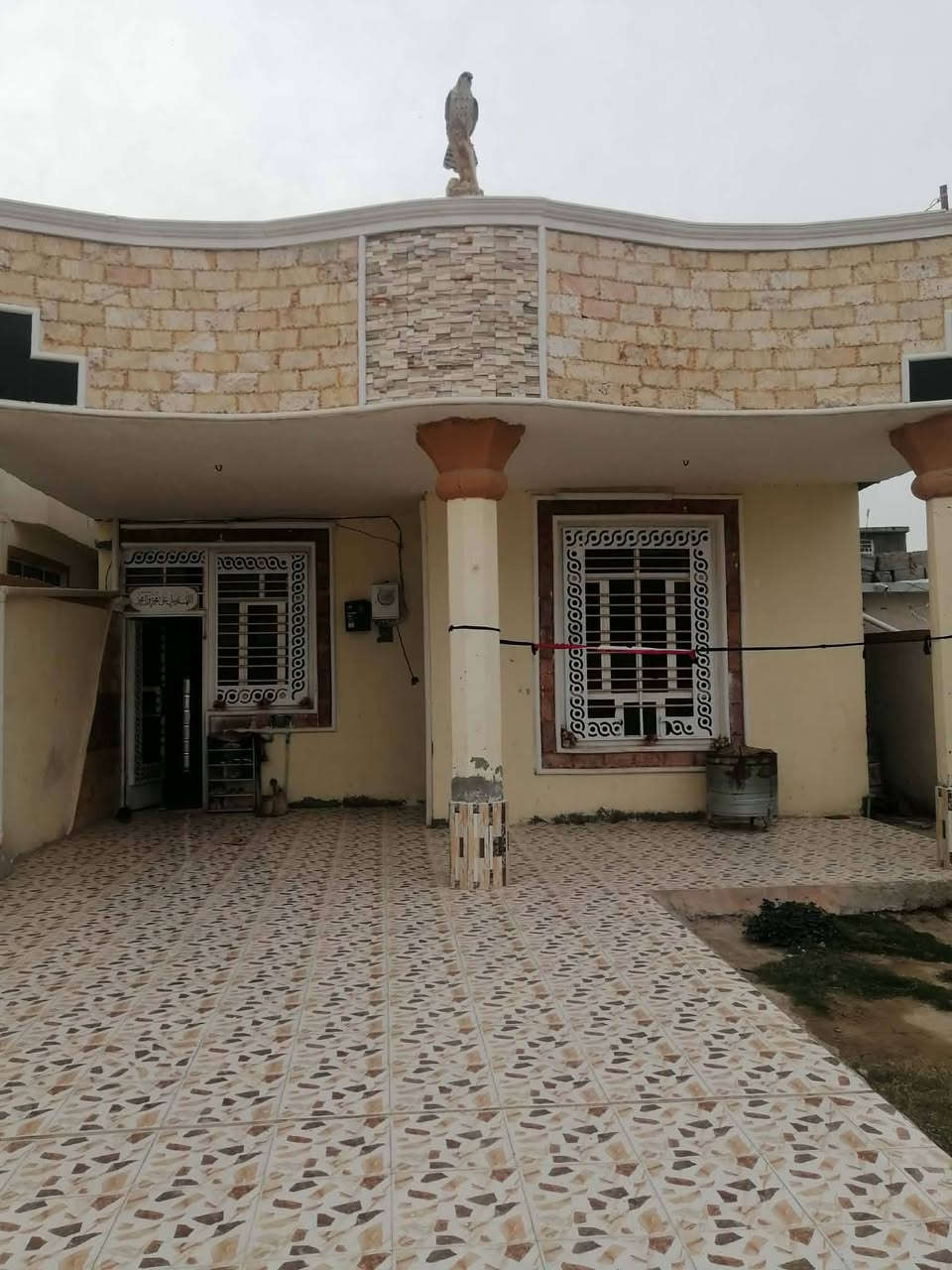 سلام عليكم يوجد بيت اللبيع ابحي الشرطه تبلغ من المساحه 260م. ثاني شارع بالبدايه يتكون من غرفتين نوم وهول ومطبخ واستقبال وصحيات داخليه وخارجيه وكراج وحديقه الاستفسار ***********
