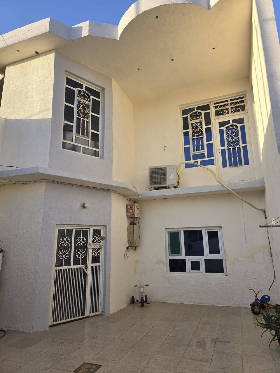 السلام عليكم
بيت للبيع مساحة ١٤٠ واجهة ١٠ نزال ١٤ بناء طابقين طابوق 
الطابق الاول فرفة واستقبال وصالة وحمام ومطبخ والطابق الثاني غرفتين مع صالة البيت كلش نظيف بناء الفينات طابو صرف الموقع بداية دور مندلي وبداية حي الخضراء للاستفسار الاتصال عل الرقم *********** و *********** اسامة
