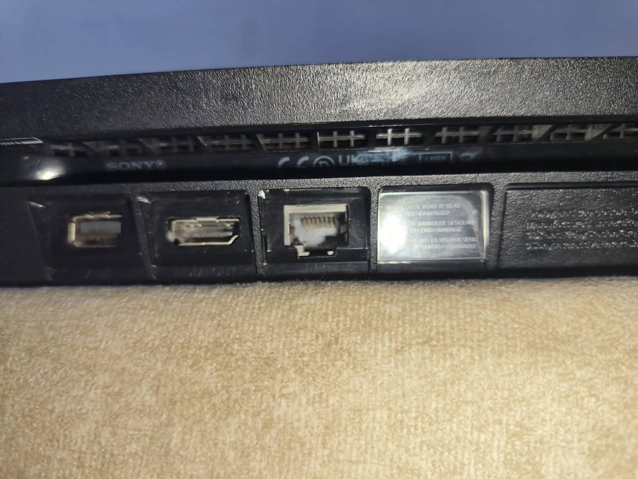 PS4 سلم نضافة
نضافة 97٪ مهكر نضام 12.50 

مع كارتونته الأصلية وثنين يدات تجارية 

والشاحنة الأصلية مع جهاز وحتى كتيباته 

جهاز لم يدخل تصليح ولم يفتح وفيه أربع ألعاب 

نوع تهكير قرص

السعر 300 ألف
***********
