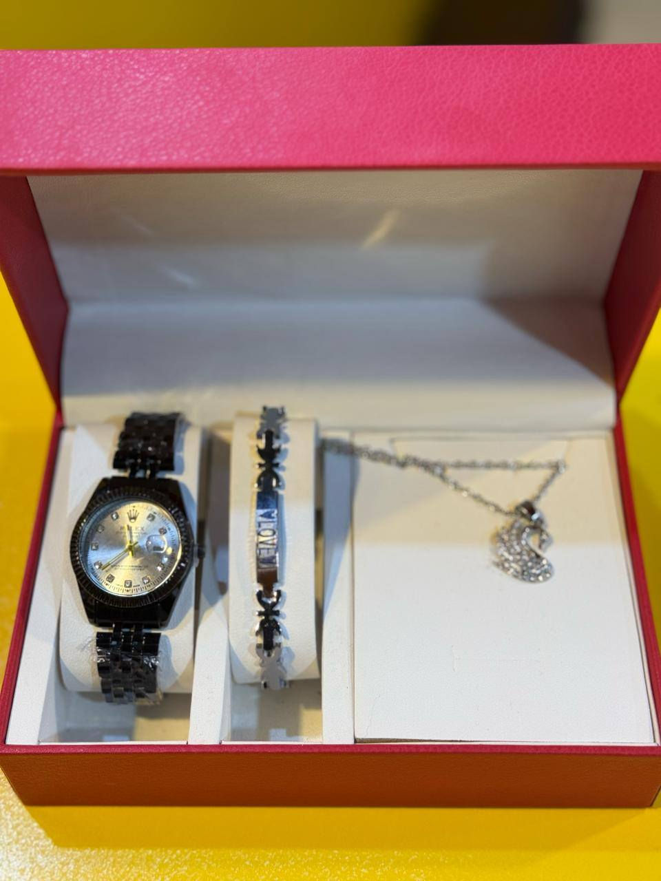 ⏱️ لأن الأناقة تبدأ من تفاصيلك الصغيرة… نقدم لكِ تشكيلتنا الجديدة من الساعات النسائية الفاخرة ✨😍

✔️ تصميم عصري يلائم جميع الإطلالات
✔️ خامة عالية الجودة ومقاومة للخدوش
✔️ ألوان راقية تضيف لمسة أنثوية ساحرة
✔️ مناسبة للهدايا وللاستخدام اليومي

💃 ارتديها… وتميّزي بإطلالة فريدة تلفت الأنظار أينما كنتِ ✨

📍 للطلب والاستفسار: مكتبة الولاية كوت حي جهاد نهايه شارع صبر 
📞 هاتف: ***********
