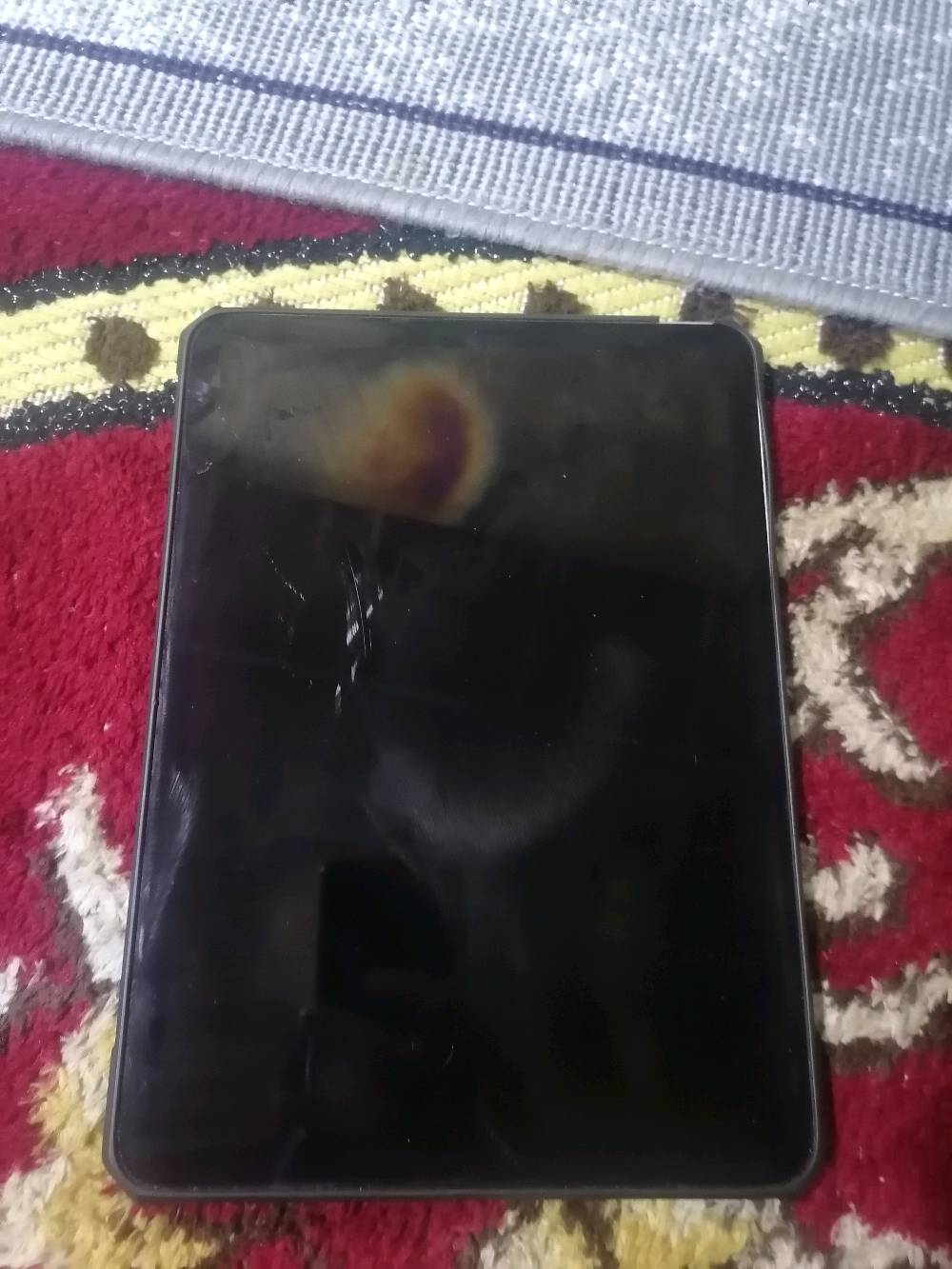 السلام عليكم أيباد air4 أيباد نضيف كفاله من تصليح الايباد غير  مفتوح ايباد سلاسه فول يشغل 60 فريم بوبجي العيب البي فقط طبعات بل شاشه يرحن اثنا تشغيل الشاشه الذاكره 64 شاحنته وكاله مال الشركه الاصليه ويا كارتونه وكل ملحقاته ويا كل هاذ وبسعر 280 الف وبي مجال مكاني البصره الحيانيه 