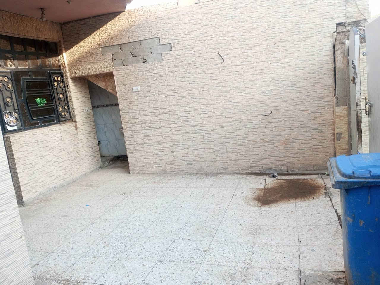 بيت الايجار طابو  مساحه ١٨٠ متر واجها ١٢  يحتوي ع ٣ غرف نوم مع صاله وحولي طابقين . موقع كلش حلوه بصف ركن ع  الشارع الكهرباء مقابيل حسينه الإمام المهدي المربع اول  بيت يصلح أن يكون روضه أو حضانه 
اي استفسار 
***********
