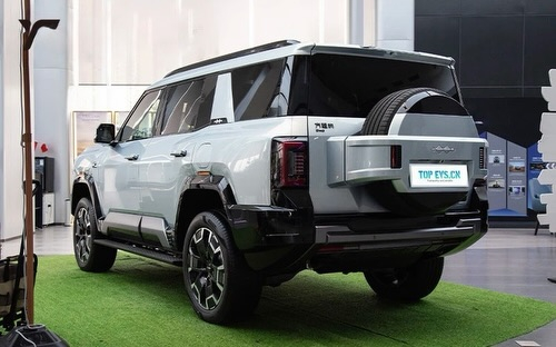 سياره تستحق كل دينار يندفع بيها قيمه حقيقيه مقابل سعر السيارة المعروضة هي BYD Leopard 8، وهي سيارة دفع رباعي هجينة قابلة للشحن (PHEV) فاخرة ومتوسطة إلى كبيرة الحجم من إنتاج شركة BYD الصينية. 
تتميز السيارة بمحرك توربو سعة 2.0 لتر ونظام دفع رباعي مزدوج المحرك، وتأتي بنسخ تتسع لـ 6 أو 7 ركاب تبلغ أبعاد هيكل سيارة BYD Leopard 8 SUV 5195/1994/1875 ملم (أو 1905 ملم مع حامل الأمتعة
‎أبرز المواصفات
* القوة والأداء:
    *   تصل القوة الحصانية   المجمعة إلى 939 حصانًا.
    * عزم الدوران يصل إلى 760 نيوتن متر.
    * التسارع من 0 إلى 100 كم/ساعة في 4.8 ثوانٍ.
* المدى والبطارية:
    * مدى هجين مجمع يصل إلى 1200 كيلومتر.
    * مدى كهربائي نقي (EV) يصل إلى 100 كيلومتر.
    * سعة البطارية تبلغ 36.8 كيلوواط ساعة.
* الميزات:
    * تتوفر بمواصفات "فلاغشيب" (Flagship) كاملة الخيارات،تشمل مقاعد بخاصية التدفئة والتهوية والتدليك، وشاشات متعددة، وأنظمة مساعدة ذكية للقيادة (مثل Huawei ADS 3.0).
    * تأتي بتصميم خارجي يوحي بالقوة مع هيكل صلب وقدرات ممتازة على الطرق الوعرة. 
كهرباء + بنزين | Plug in hybrid 
السيارة تقطع بفل البنزين مع الكهرباء ما يقارب ال 1200 كيلو متر 
حجم البطارية الكهربائية : 36.8 كيلو واط 
نوع البطارية : ليثيوم ايرون فوسفات 
❗️ تقطع بالشحنة الواحدة 125 كيلو متر ❗️
الاضافات : سقف بانوراما/ مقاعد جلد كهرباء امامية و خلفية / تدفئة و تبريد مقاعد امامية و خلفية/ مقاعد مساج امامية و خلفية / مقاعد خلفية مفصولة / شاشة امامية كبيرة متعددة الخصائص / شاشة جانبية متعددة الخصائص/ عداد ديجيتال/ كاميرات 360 درجة/ حساسات اصطفاف امامية و خلفية/ اضوية امامية Led/ اضاءة نهارية Led / كشافات ضباب امامية Led/ دفع رباعي بوضعيات متعددة/ ديفلوك/ فتحات مكيف خلفية/ مداخل شاحن موبايل Usb / Type C/ كاميرا داخلية/ مري طوي كهرباء/ فورمايكا داخلية / ثلاجة وسطية مع تحكم بدرجة الحرارة / مرشات جانبية كهرباء/ ابواب شفط  / عطر مركزي / سقف الكنتارا/ مقابض ابواب مخفية و اوتوماتيكية/ لوحة تحكم خلفية للمكيف 

Head up display | بروجكتر على الزجاج الامامي 
Devialet sound system | نظام صوتي 
Collision avoidance system | نظام تجنب الاصطدام 
Lane assist | تحديد مسار 
Auto park | اصطفاف ذاتي 
Blind spot monitor | حساس النقطة العمياء 
Ambiente lights | إنارة داخلية مخفية 
Wireless charger | شاحن لاسلكي 
Hill start assist | مساعد صعود التلال 
و العديد من الاضافات التي لم يتم ذكرها


**إذا كنت صاحب هذا الإعلان وتريد حذفه لأي سبب، رجاءا أرسل رسالة إلى الدعم الفني**