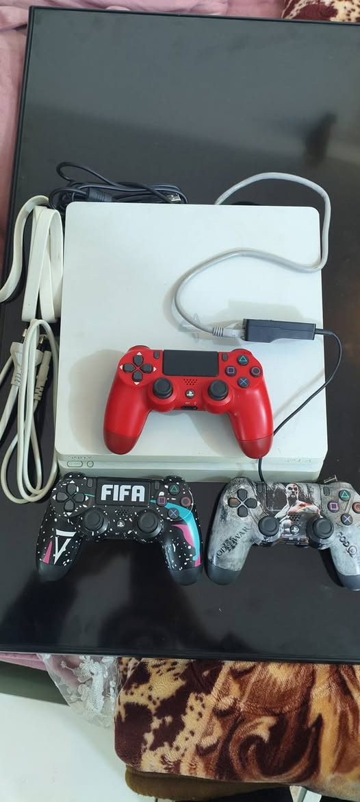 سلام عليكم
للبيع بلي 4 سلم 
نضام 11 مهكر
كامل ملحقات بلي ما مفتوح ولا واصل تصليح 
وياه 3 جوستك وياه يوبي اس السعر 300 وبي مجال شراي تفضل خاص 
*********** // ***********
